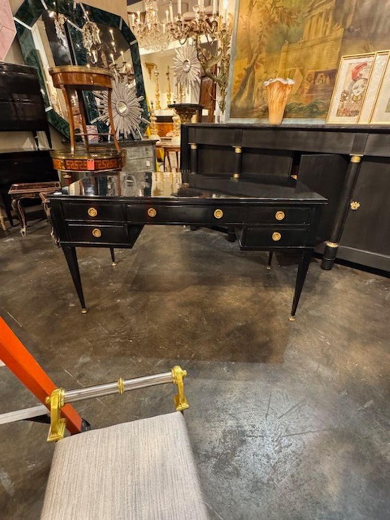 Le bureau d'écriture laqué noir de style Vintage French Directoire est un meuble élégant caractérisé par son design antique et sa finition noire polie. Il dégage un sentiment d'élégance et de sophistication, parfait pour ajouter une touche de charme