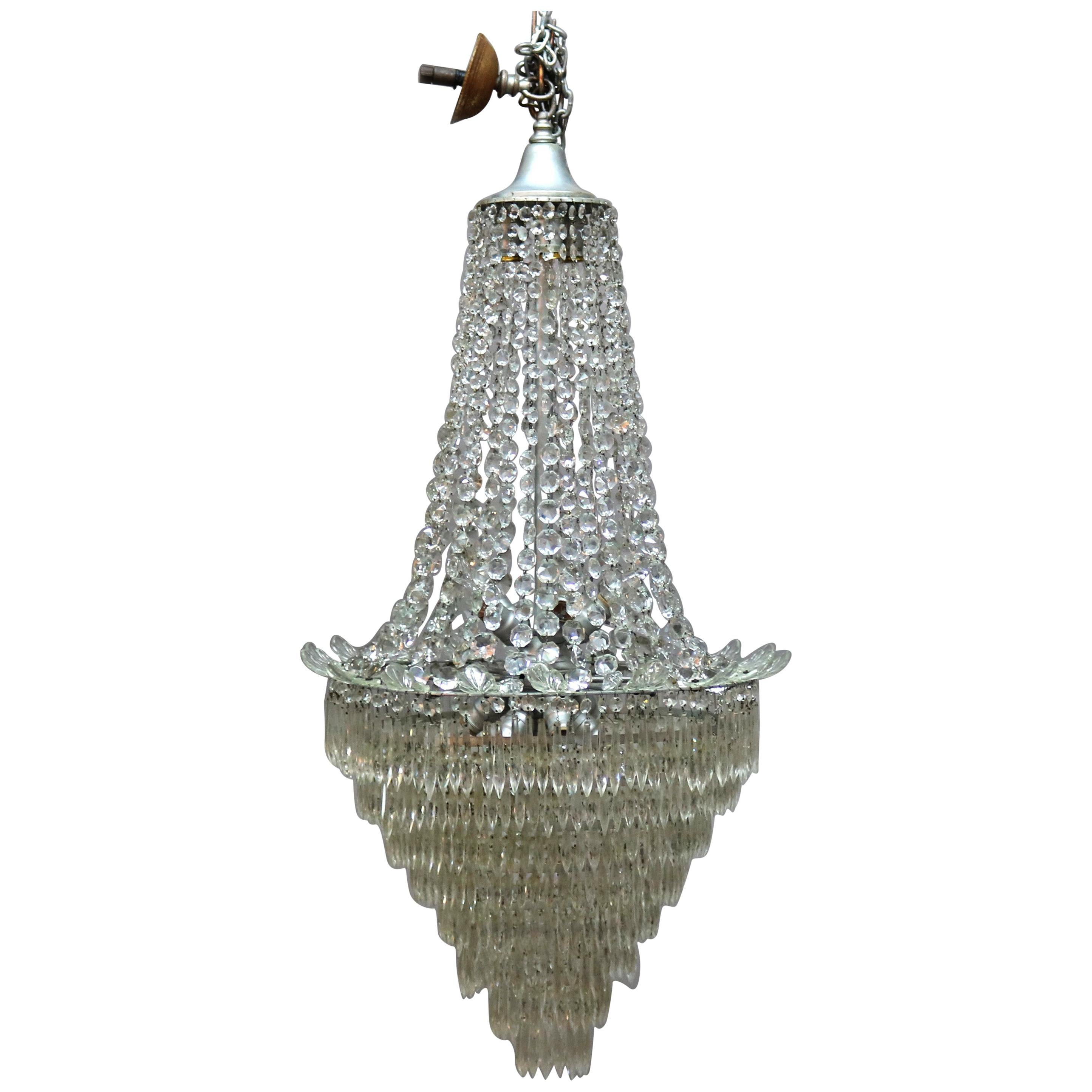 Vieux lustre de mariage à 15 éclairages en cristal drapé à motif gâteau de mariage français