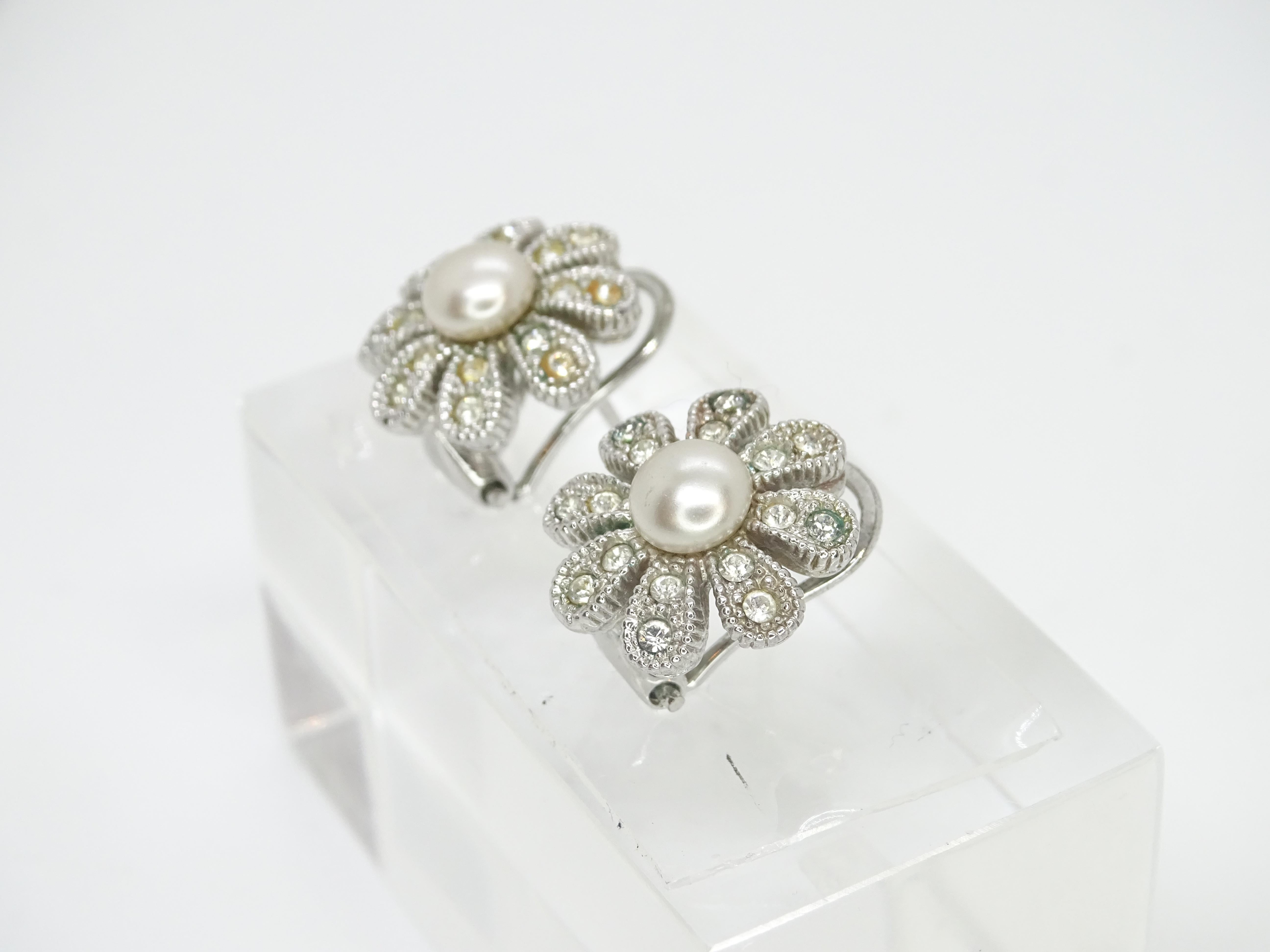 Vintage French earrings in the shape of Daisies, zircons, pearls For Sale 5