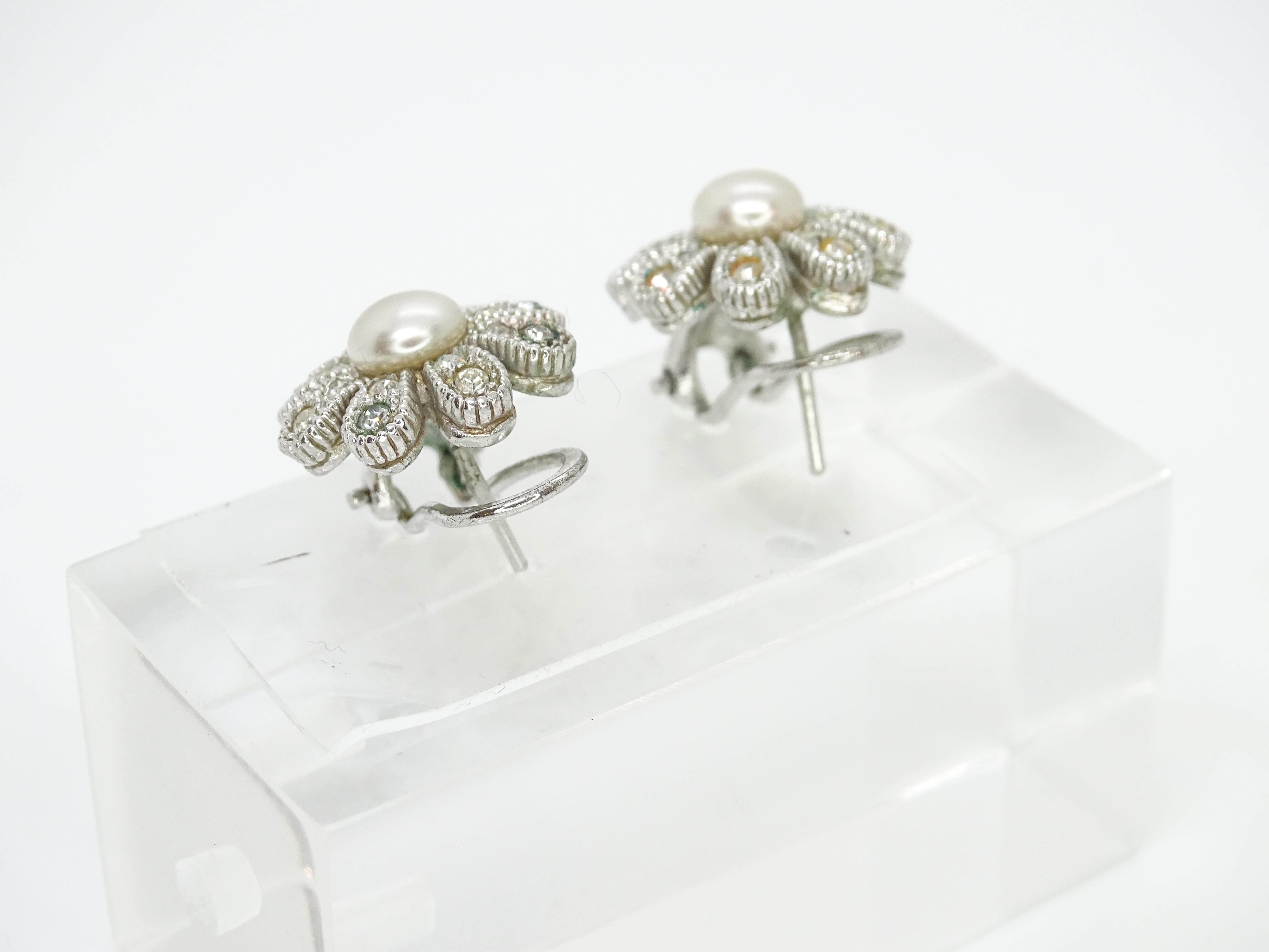 Vintage French earrings in the shape of Daisies, zircons, pearls For Sale 7