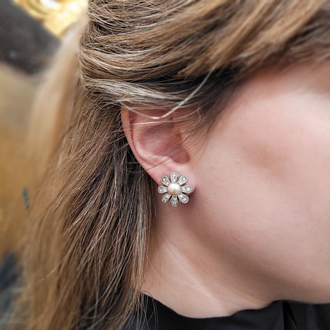 Beautiful vintage French earrings in silver metal in the shape of a flower, daisies.
They are earrings with an omega clasp.
The earrings are expressed with a central pearl from which 8 flower leaves emerge, each one of them studded with two embedded