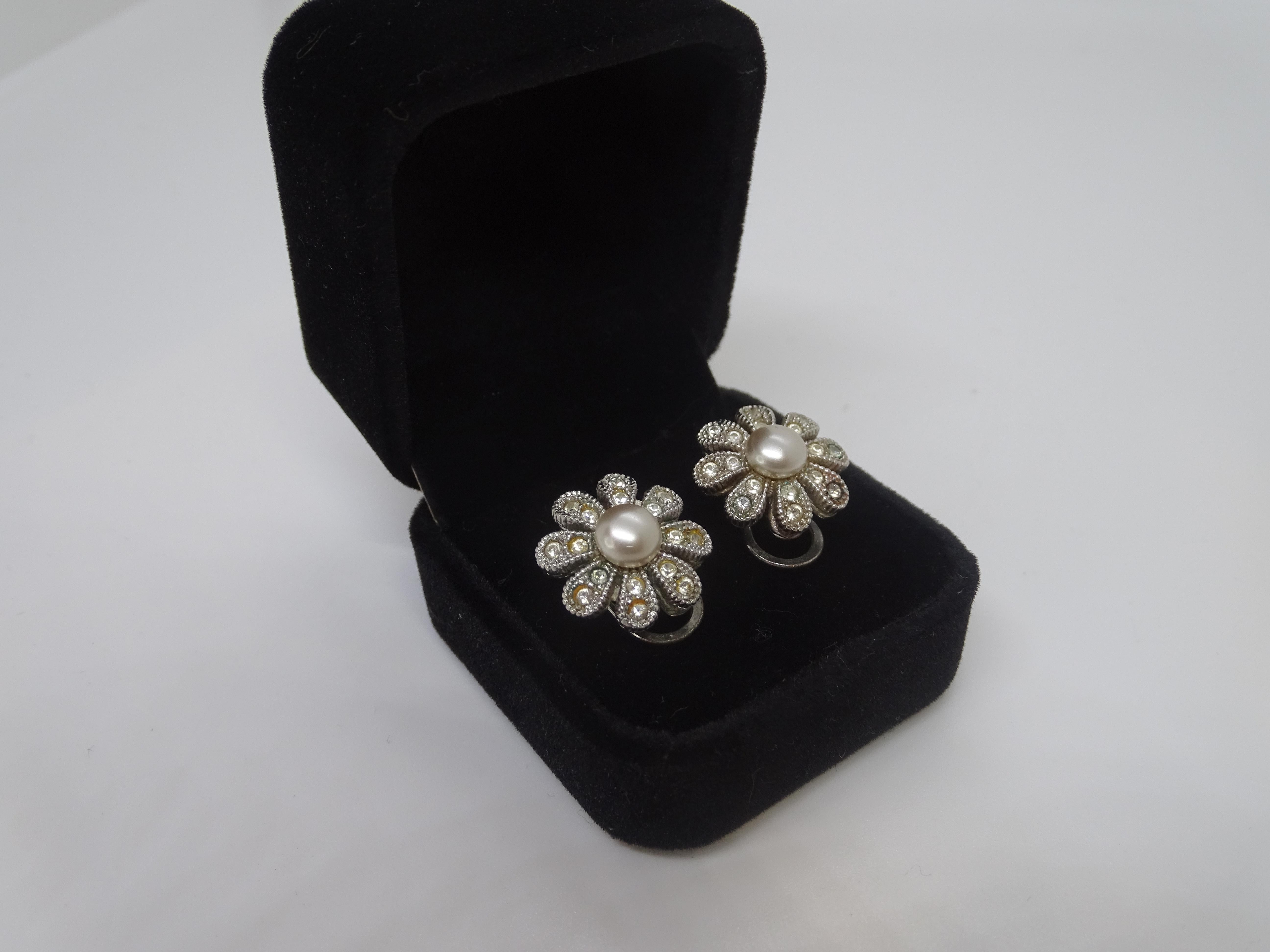 Vintage French earrings in the shape of Daisies, zircons, pearls In Good Condition For Sale In VALLADOLID, ES