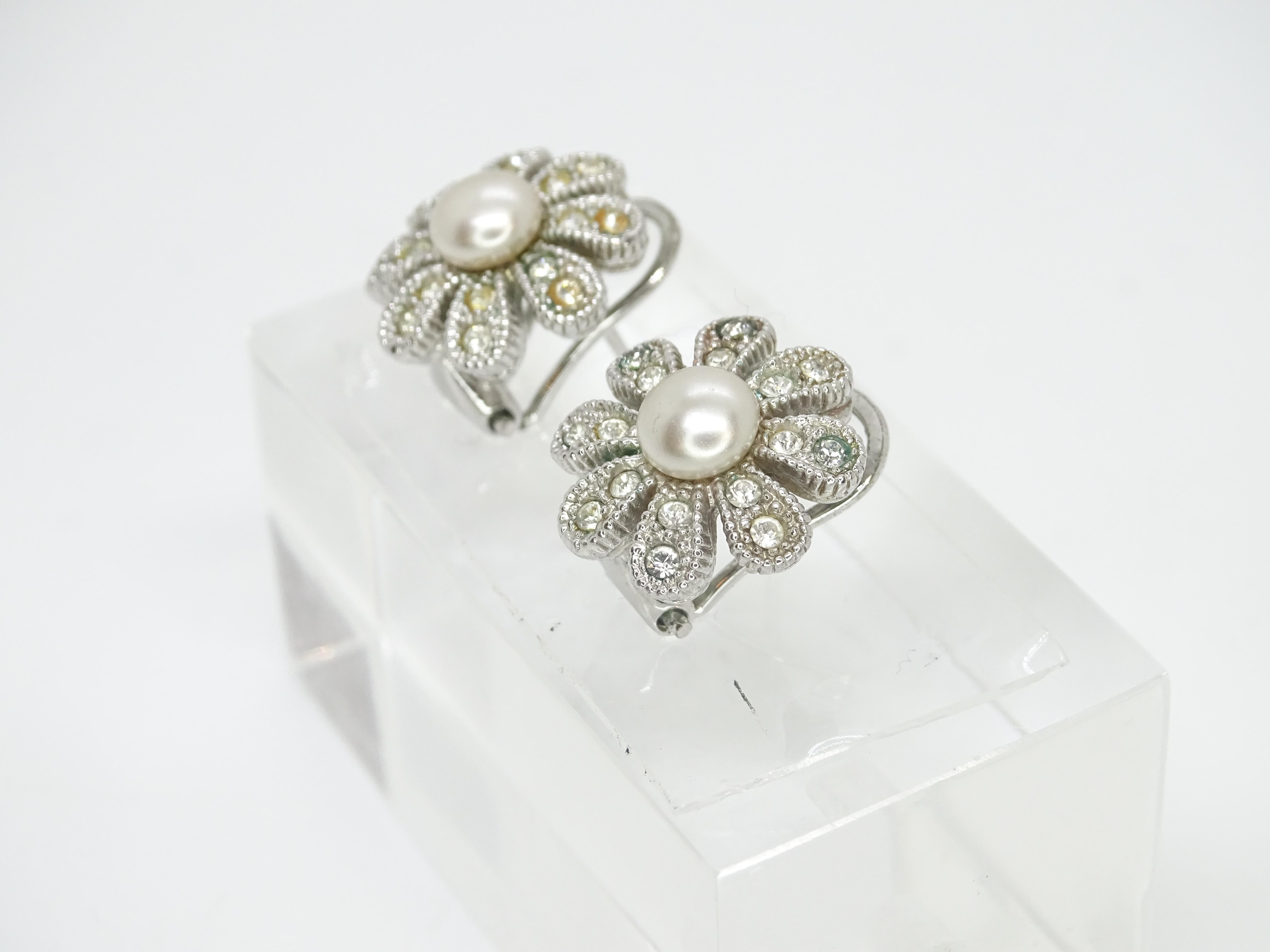 Vintage French earrings in the shape of Daisies, zircons, pearls For Sale 4