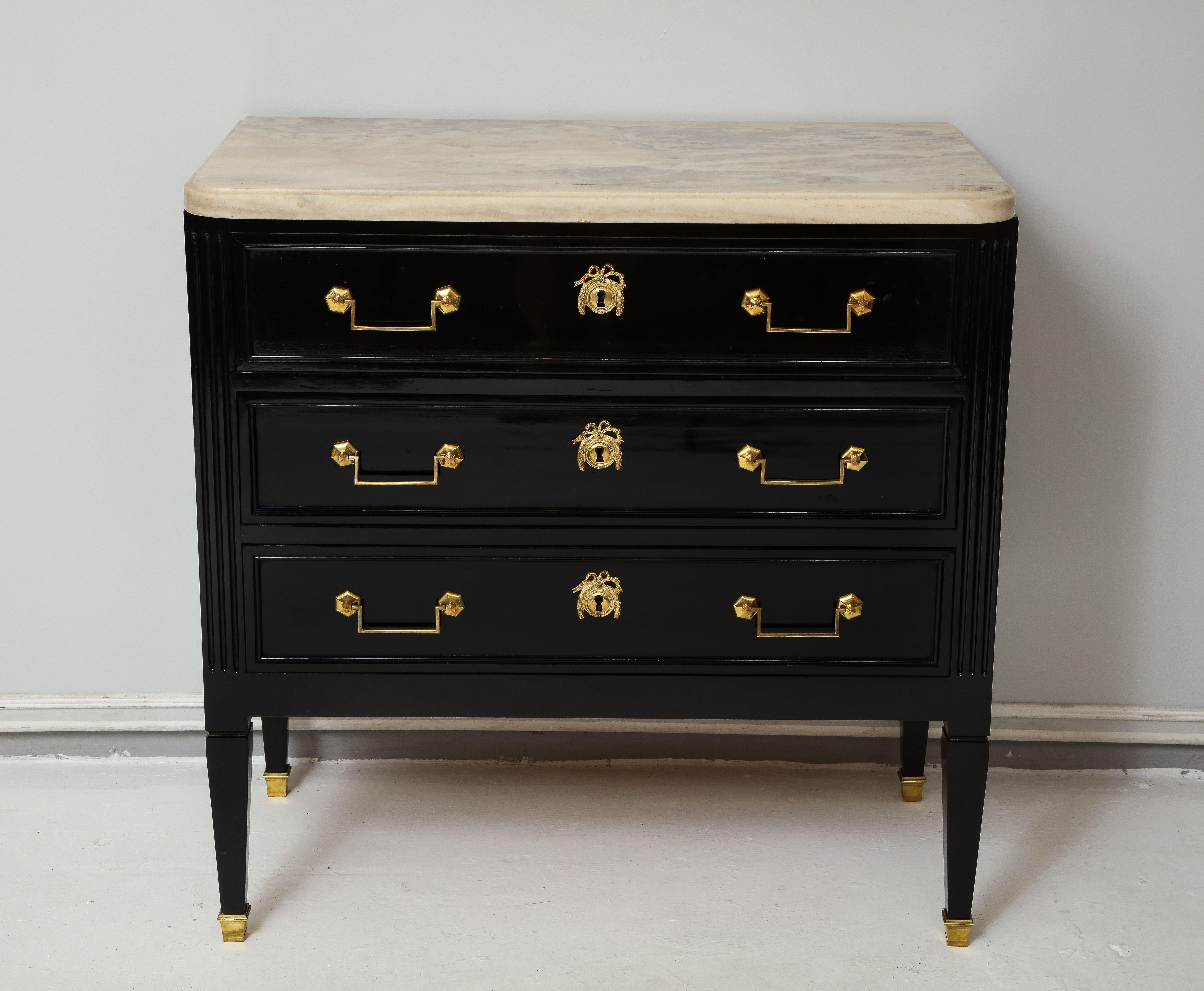 Commode de style Directoire à plateau en marbre ébonisé.