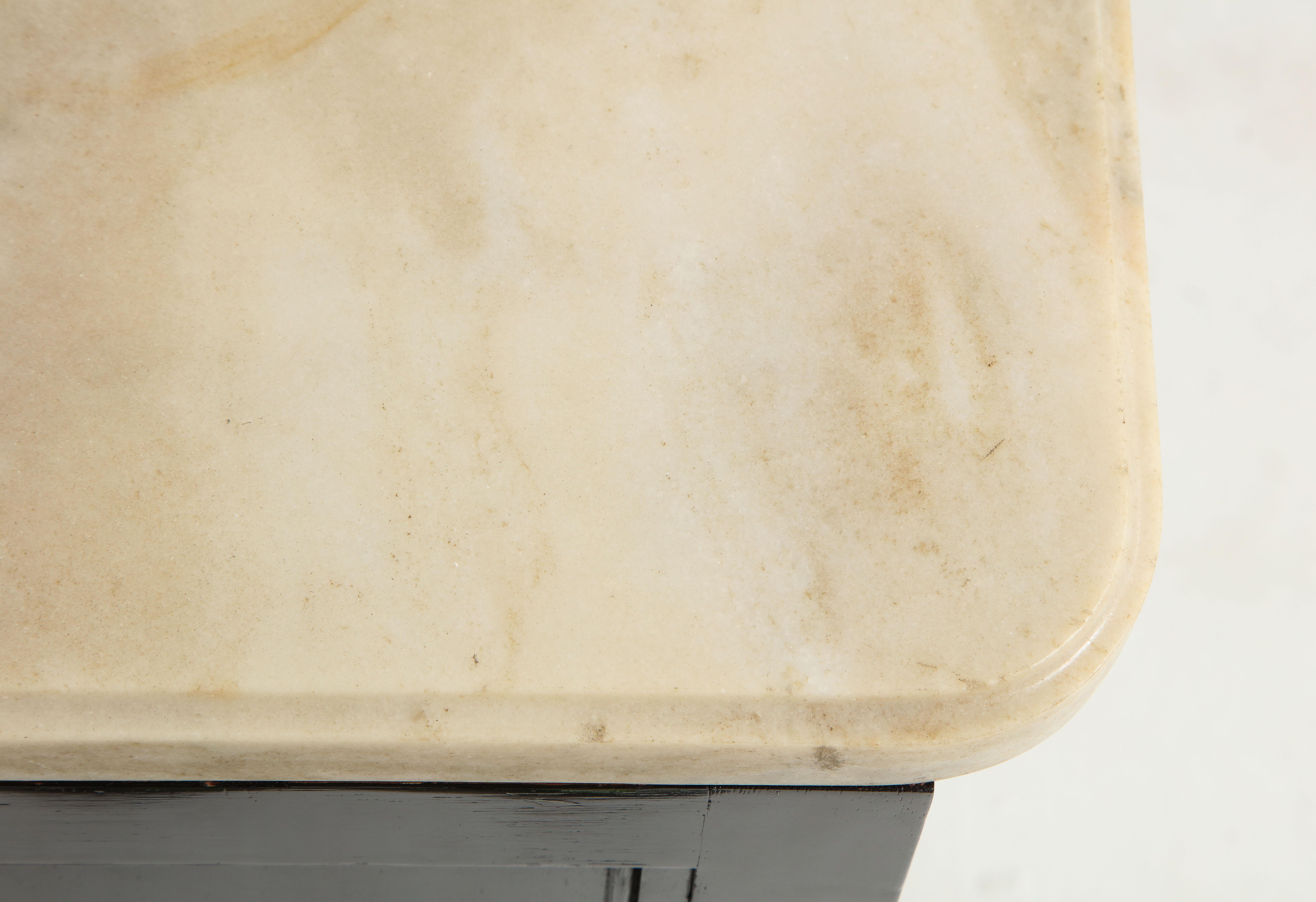 Vieille commode française à plateau en marbre ébénisé de style Directoire Bon état - En vente à New York, NY
