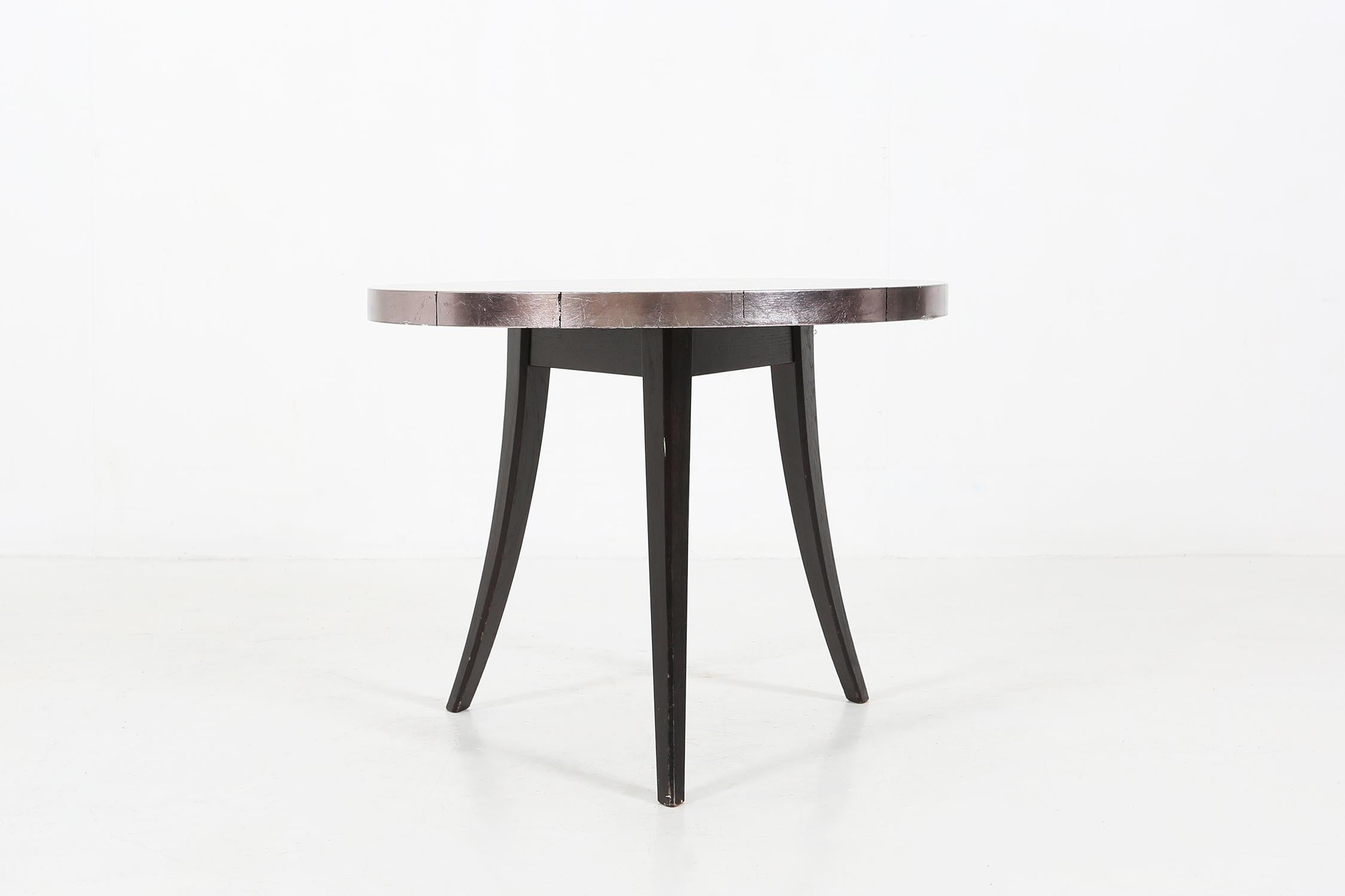 France / 1980 / table basse  / bois, formica / Vintage / Mid-Century / Space Age

Charmante petite table basse française avec de beaux pieds tripodes incurvés des années 1980. Fabriqué en bois avec un plateau en formica dans un collier en aluminium