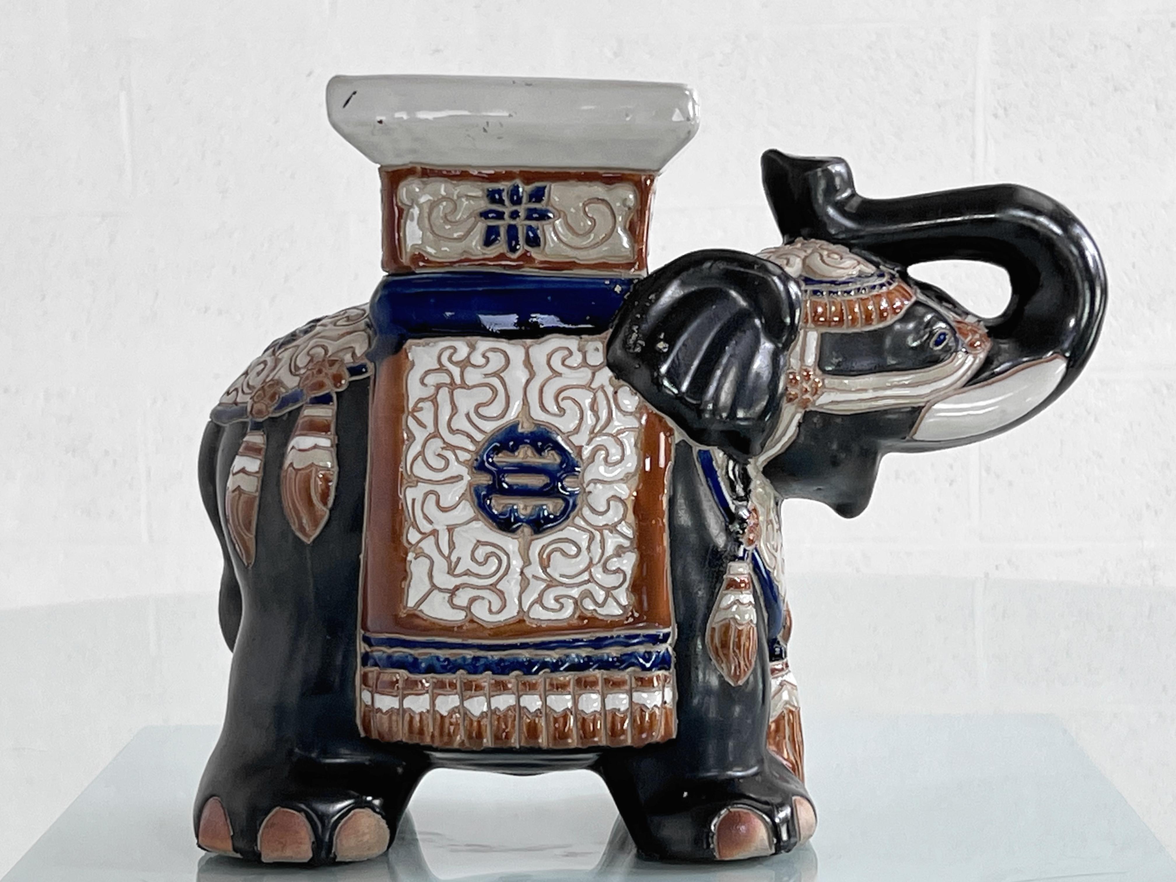 20ième siècle Petite table d'appoint française vintage en céramique éléphant en vente