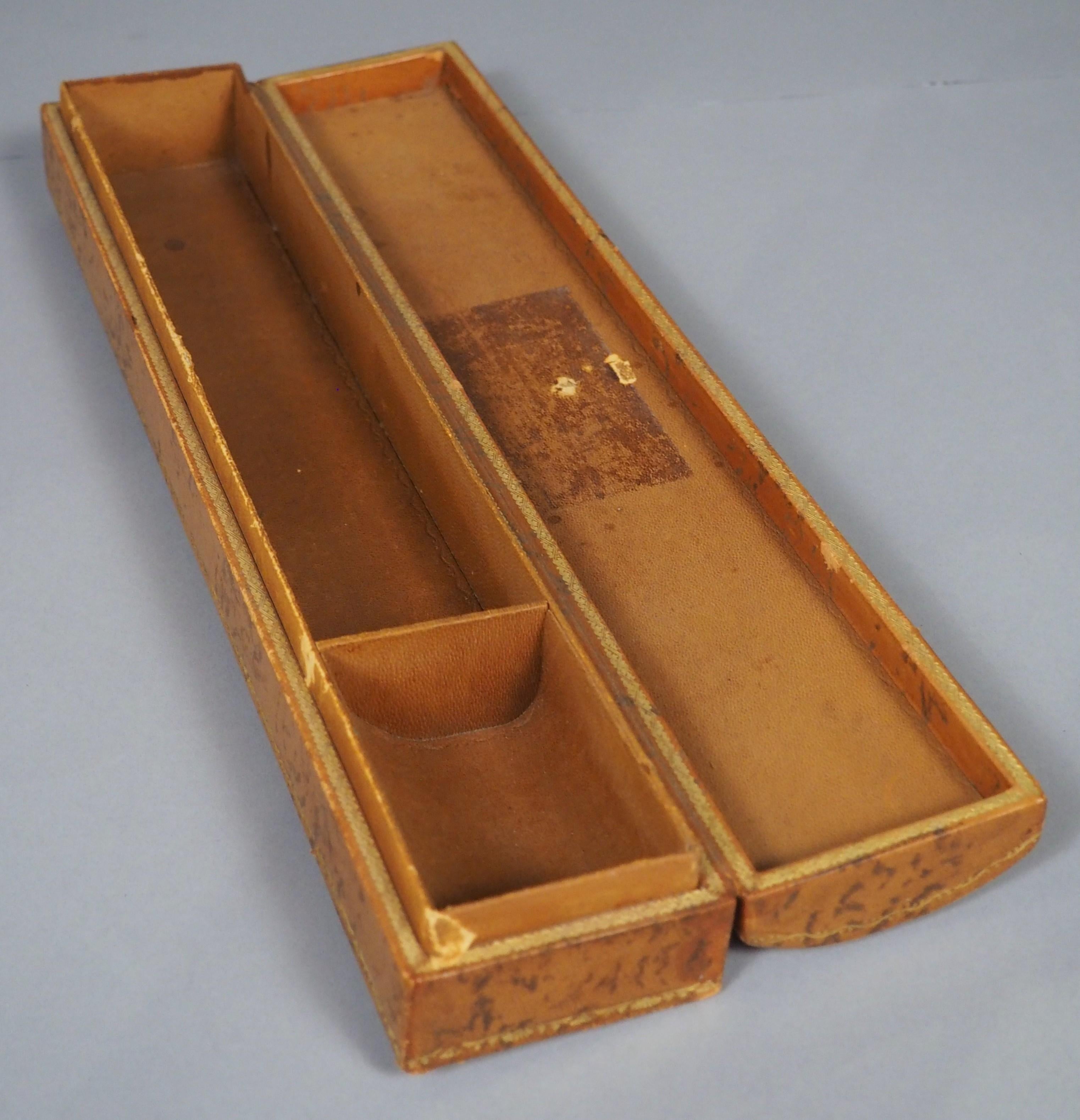 Scatola per penne e matite in pelle goffrata francese d'epoca ricavata da un dorso di libro del XVIII secolo in vendita 3