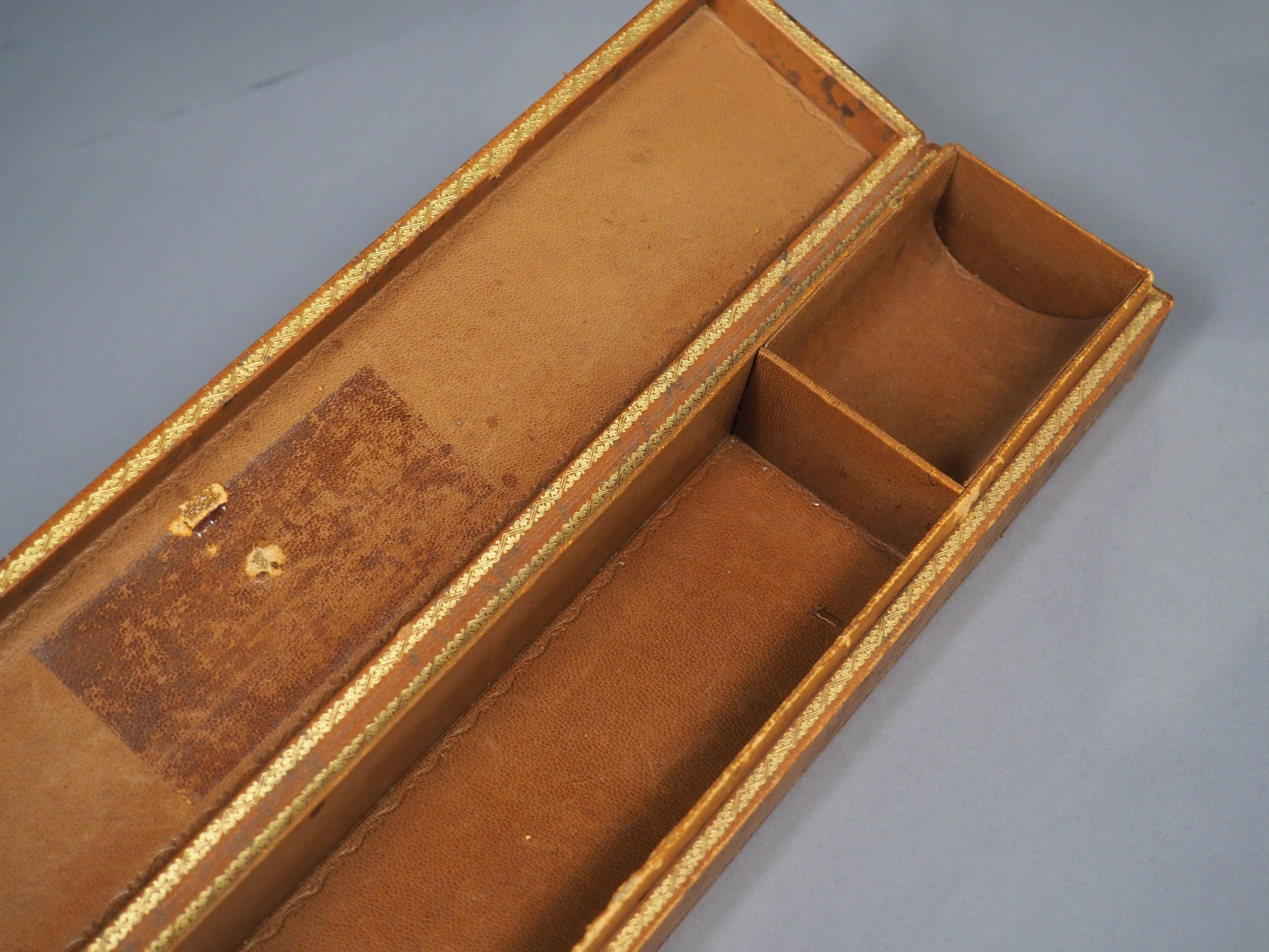 Scatola per penne e matite in pelle goffrata francese d'epoca ricavata da un dorso di libro del XVIII secolo in vendita 4