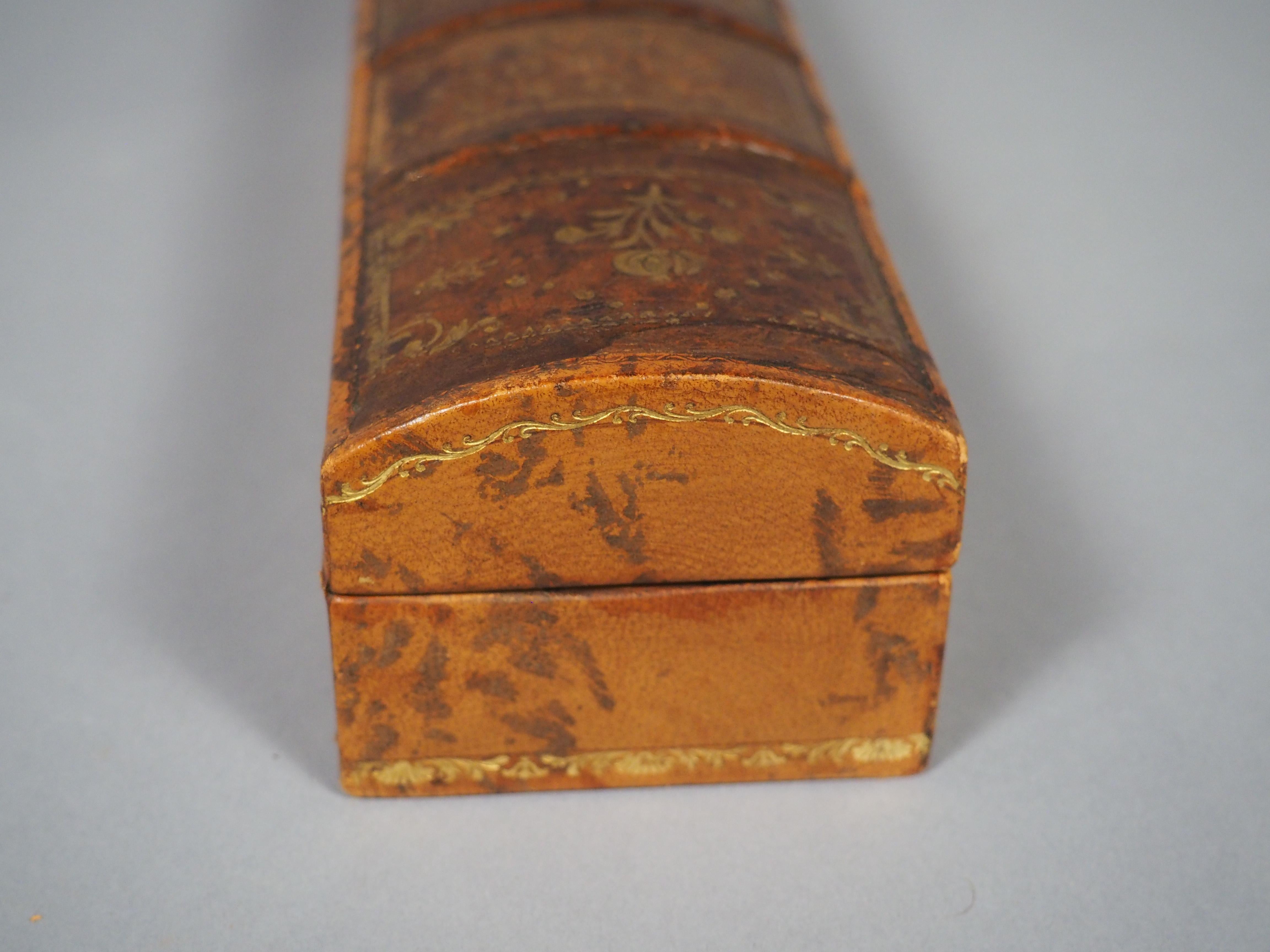 Scatola per penne e matite in pelle goffrata francese d'epoca ricavata da un dorso di libro del XVIII secolo in vendita 5