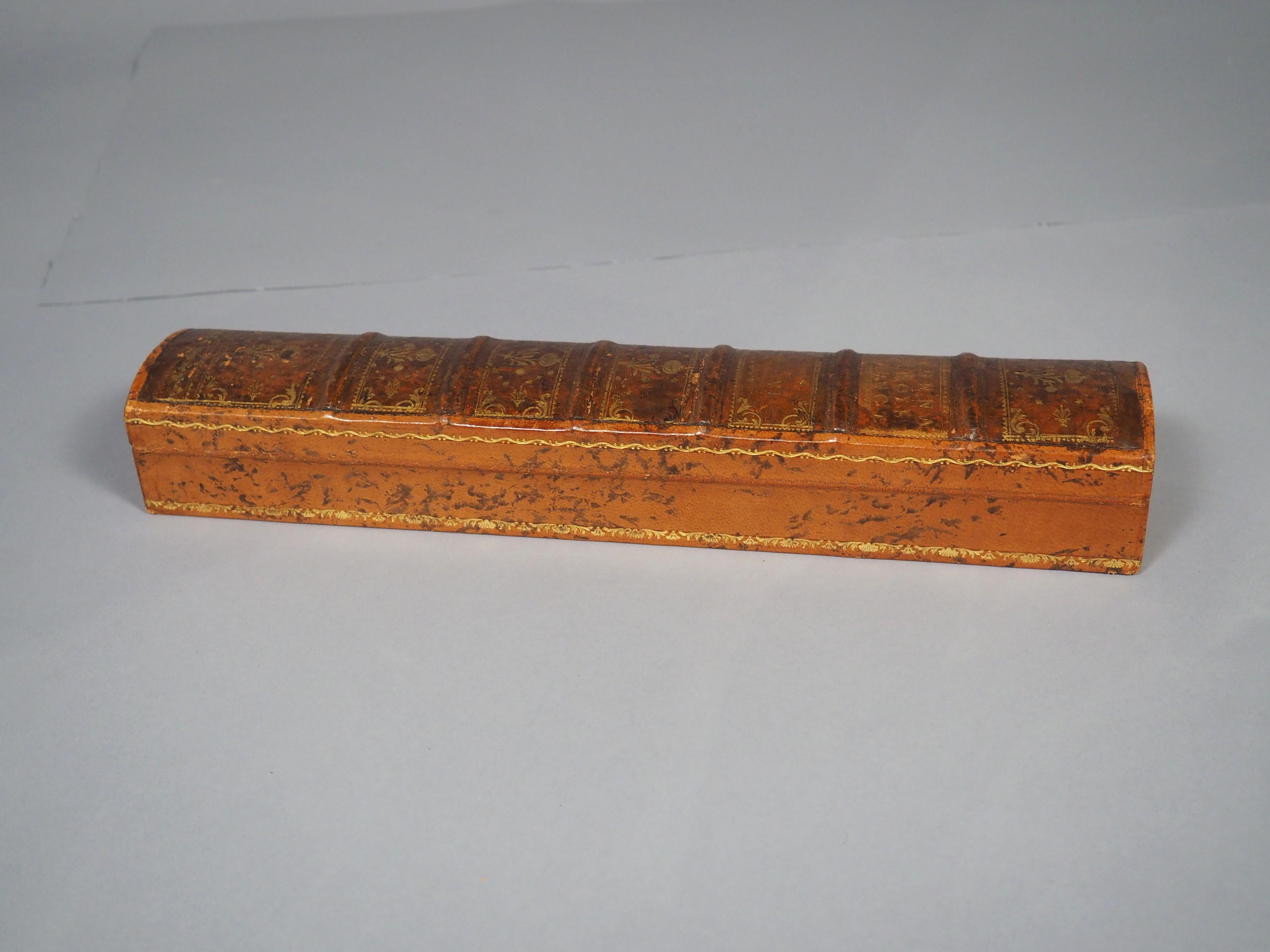 Scatola per penne e matite in pelle goffrata francese d'epoca ricavata da un dorso di libro del XVIII secolo in vendita 6