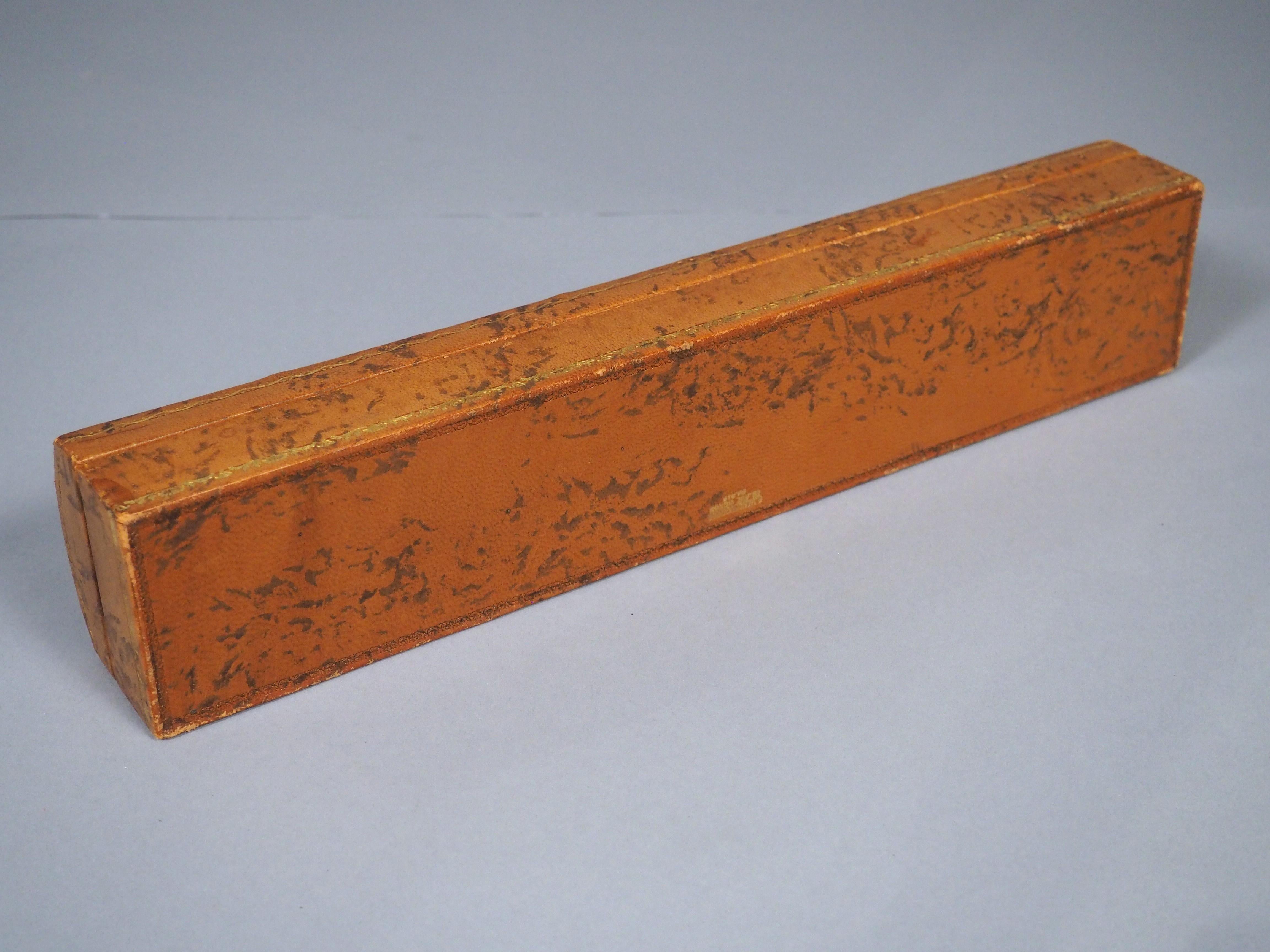 Scatola per penne e matite in pelle goffrata francese d'epoca ricavata da un dorso di libro del XVIII secolo in vendita 8