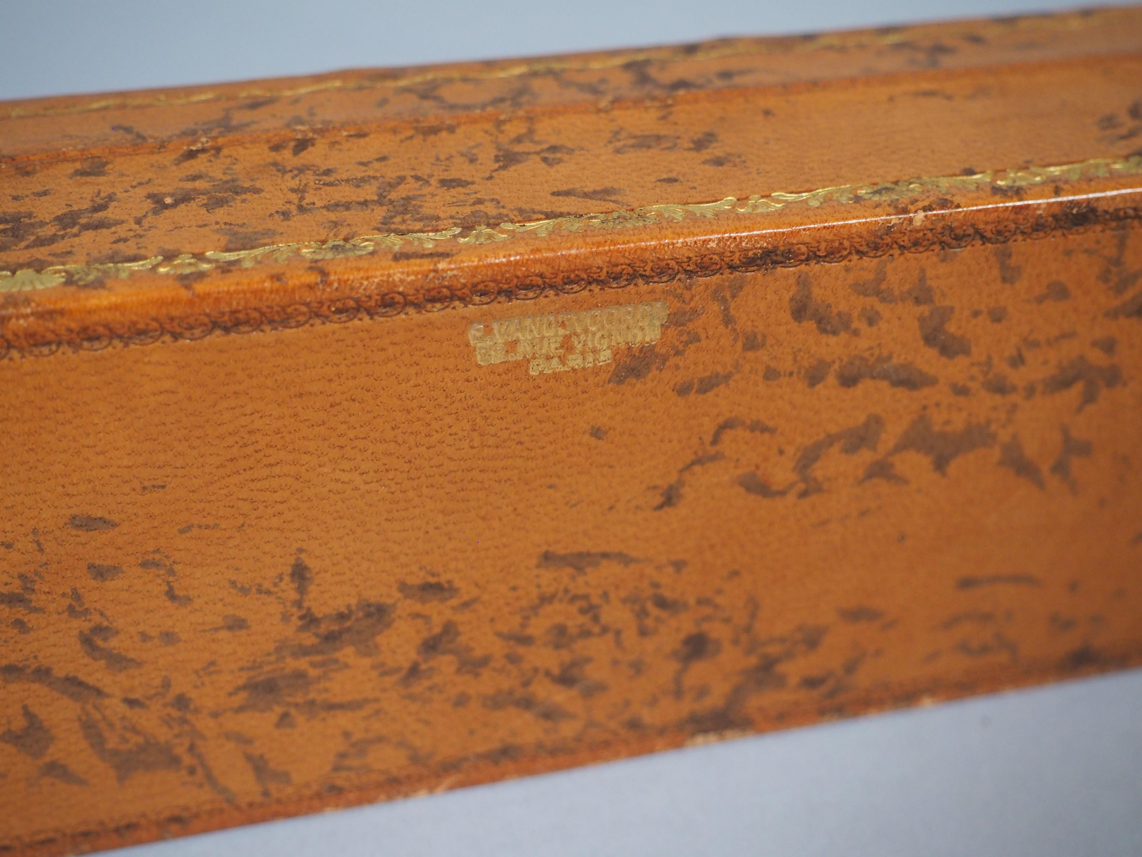 Scatola per penne e matite in pelle goffrata francese d'epoca ricavata da un dorso di libro del XVIII secolo in vendita 9