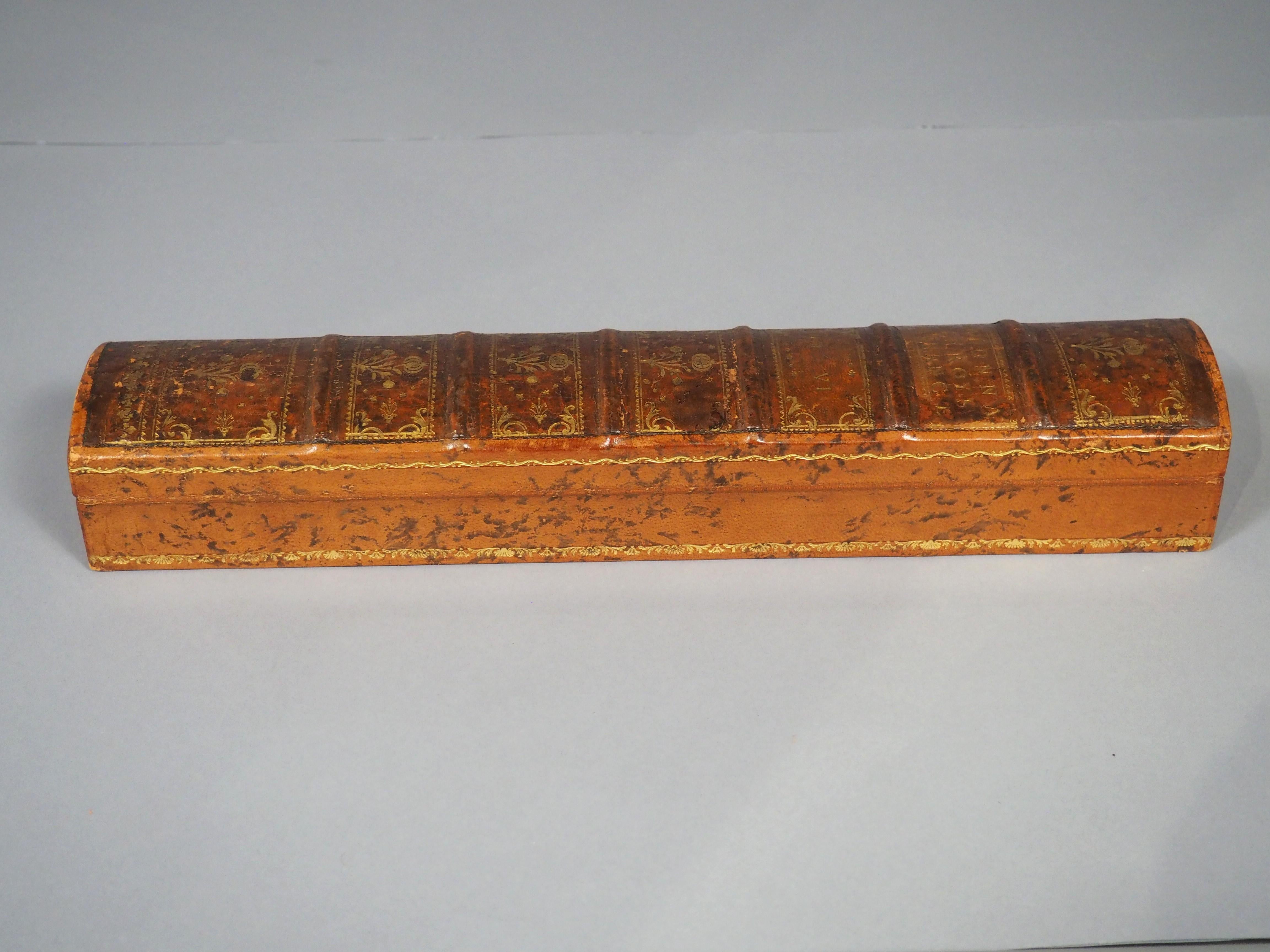 Scatola per penne e matite in pelle goffrata francese d'epoca ricavata da un dorso di libro del XVIII secolo in vendita 12