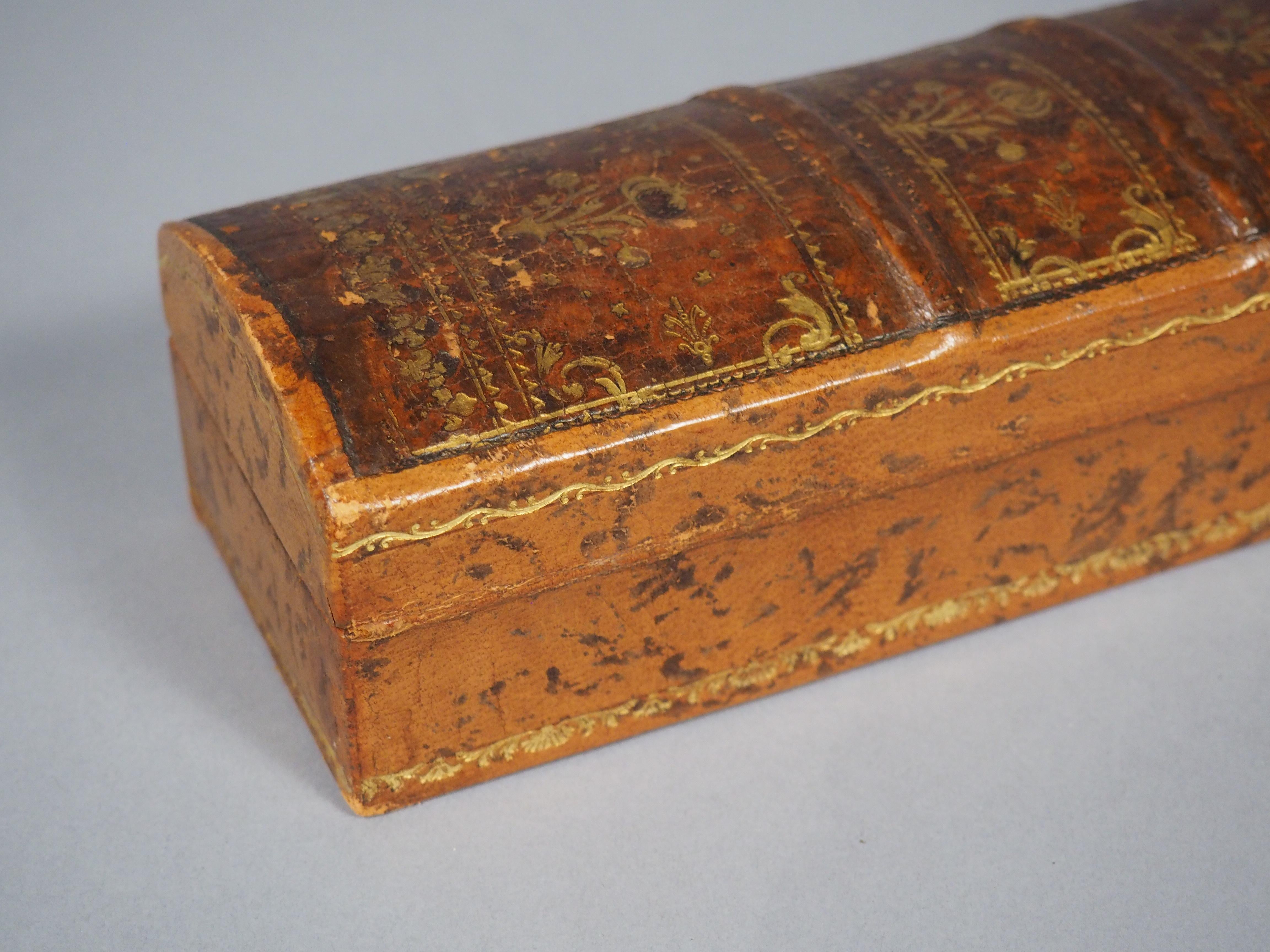 Francese Scatola per penne e matite in pelle goffrata francese d'epoca ricavata da un dorso di libro del XVIII secolo in vendita