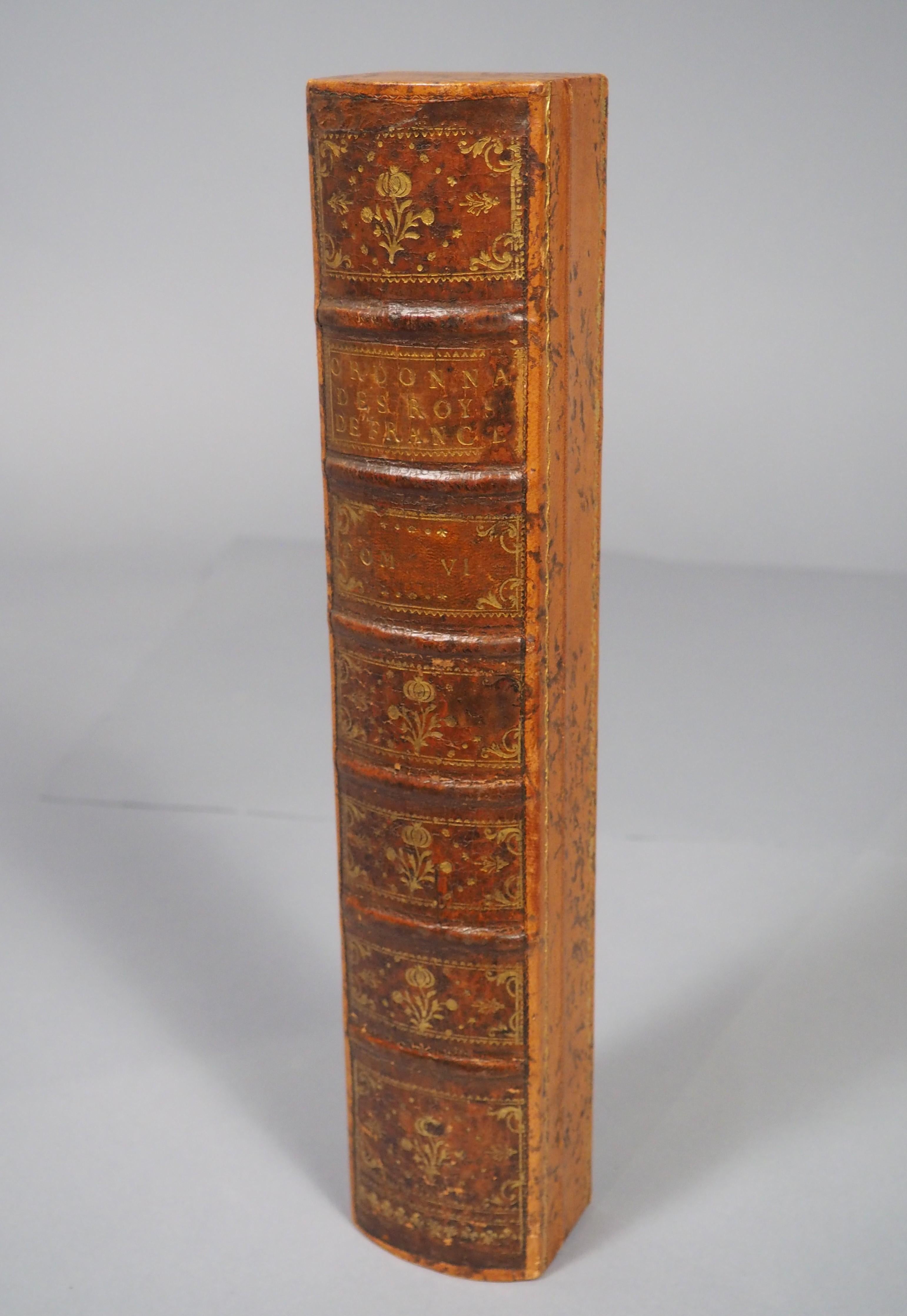 Goffrato Scatola per penne e matite in pelle goffrata francese d'epoca ricavata da un dorso di libro del XVIII secolo in vendita