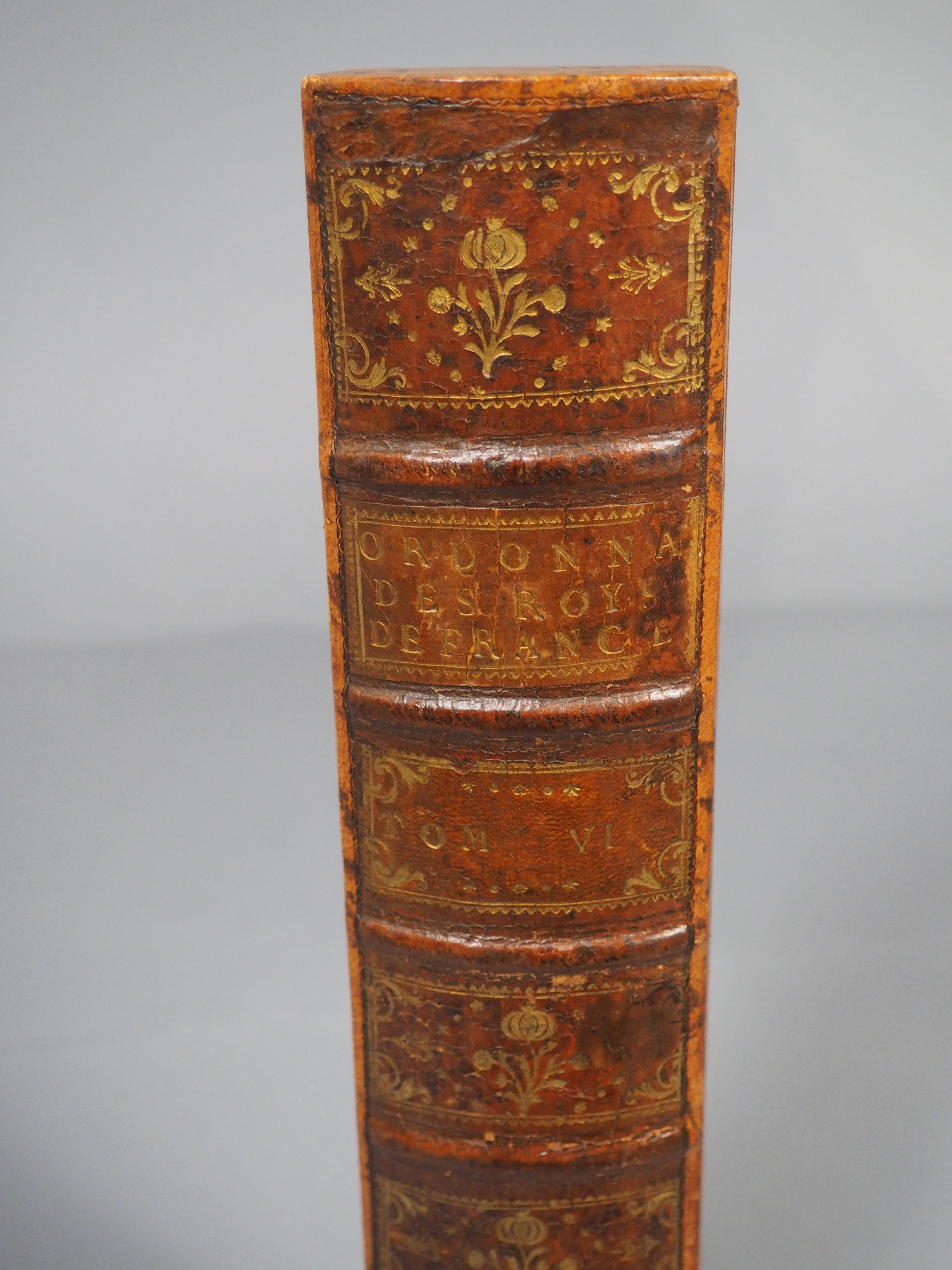 Scatola per penne e matite in pelle goffrata francese d'epoca ricavata da un dorso di libro del XVIII secolo In condizioni buone in vendita a Dallas, TX