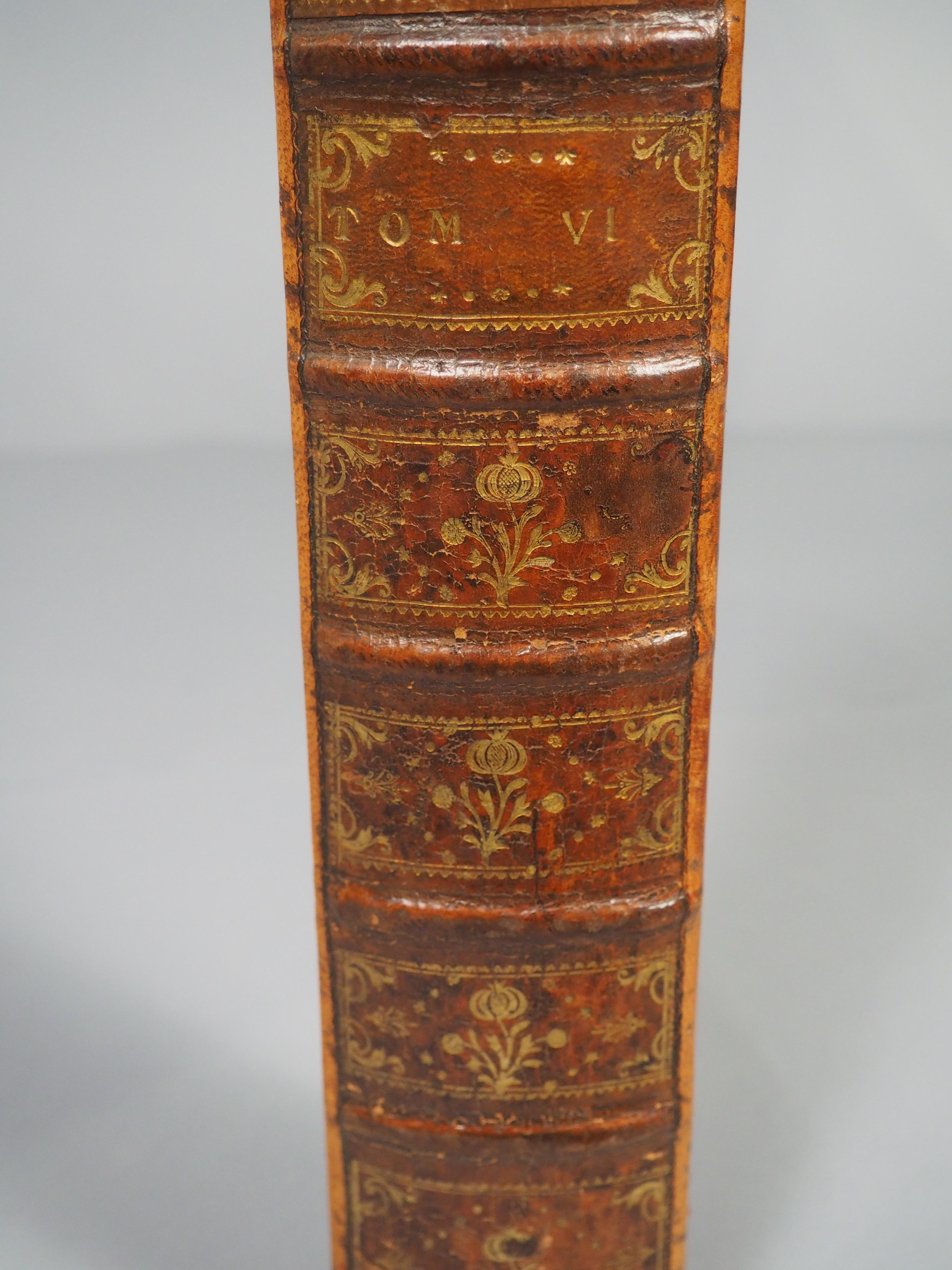 XX secolo Scatola per penne e matite in pelle goffrata francese d'epoca ricavata da un dorso di libro del XVIII secolo in vendita