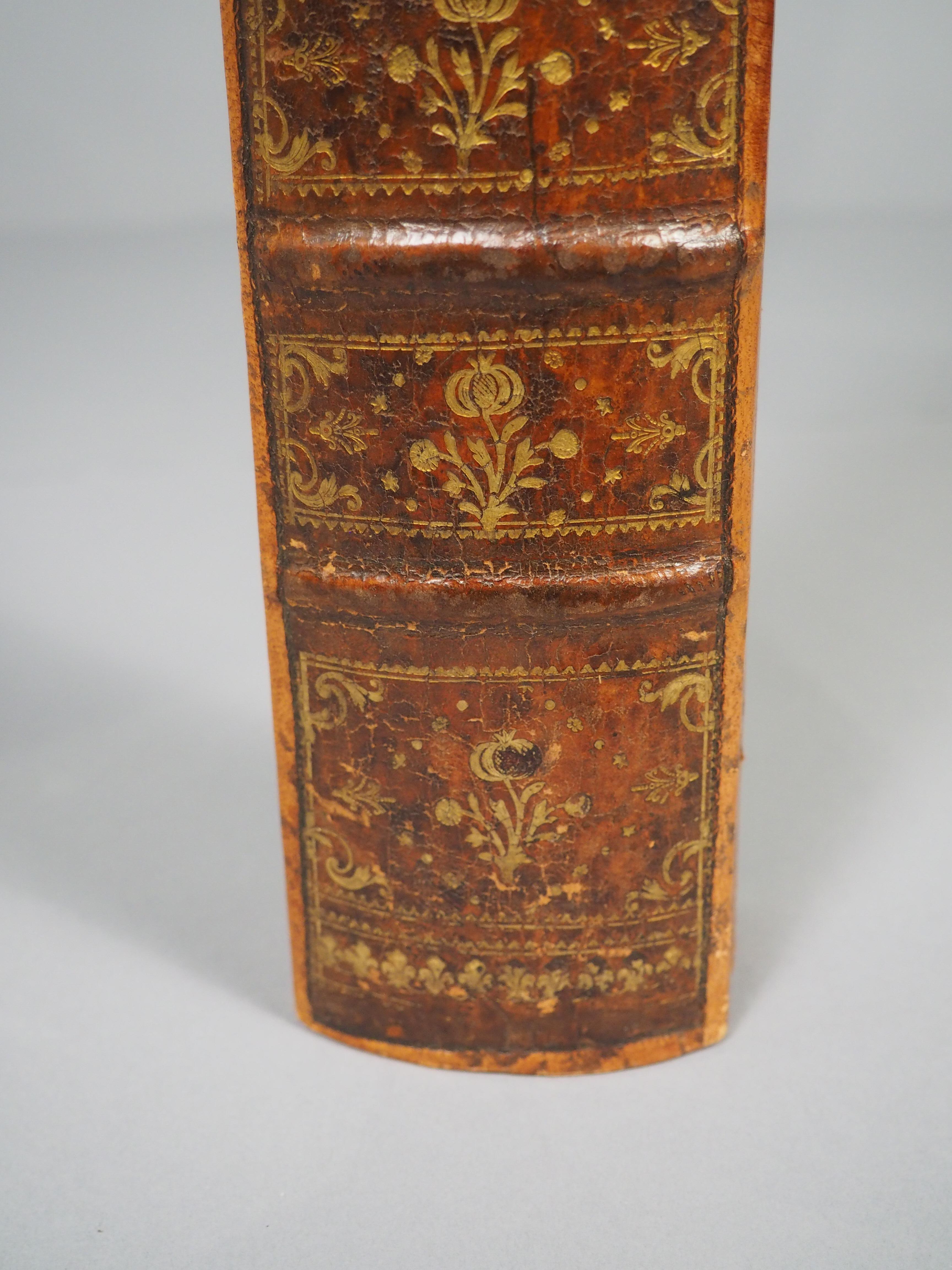 Pelle Scatola per penne e matite in pelle goffrata francese d'epoca ricavata da un dorso di libro del XVIII secolo in vendita