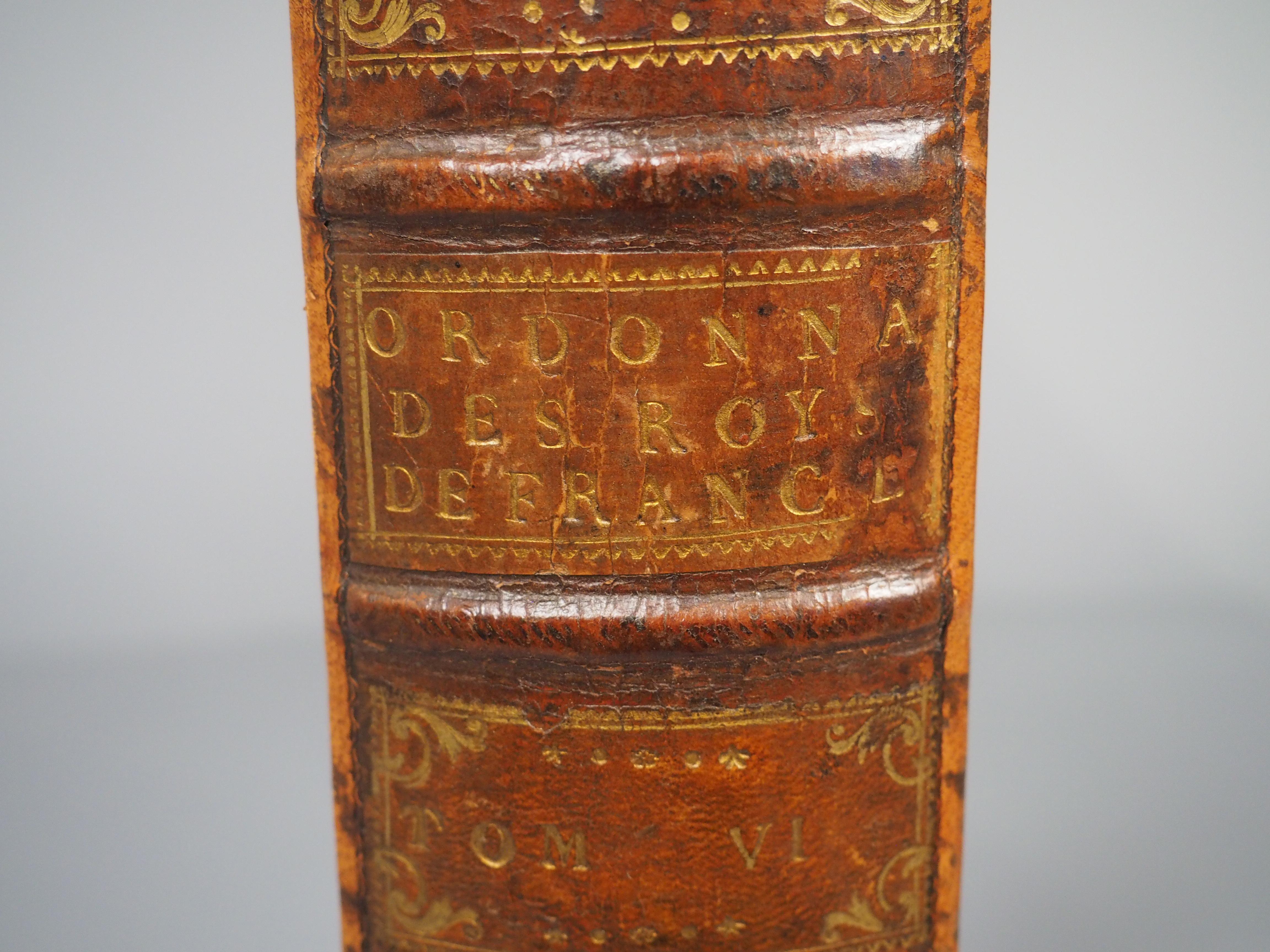 Scatola per penne e matite in pelle goffrata francese d'epoca ricavata da un dorso di libro del XVIII secolo in vendita 1