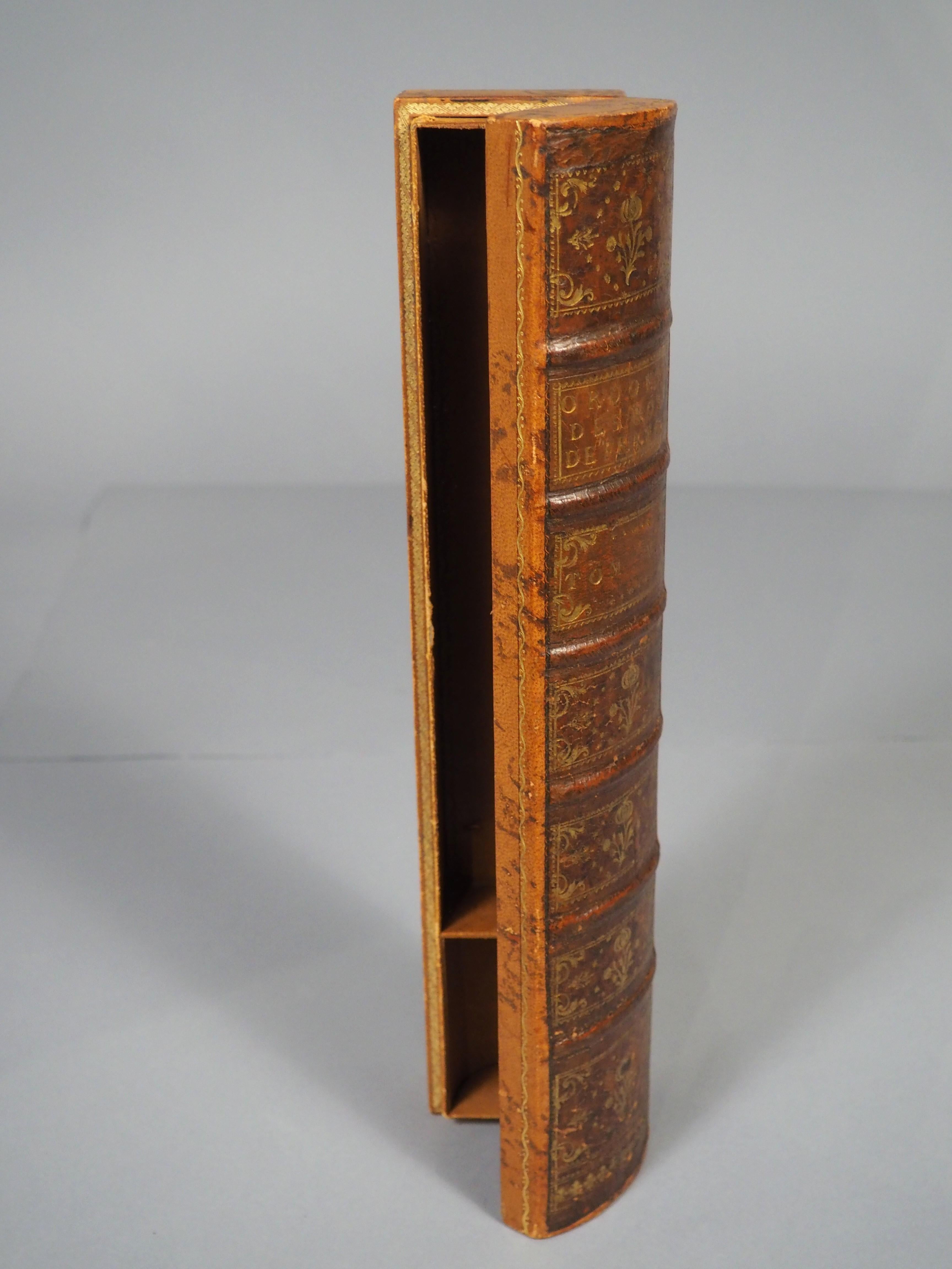 Scatola per penne e matite in pelle goffrata francese d'epoca ricavata da un dorso di libro del XVIII secolo in vendita 2