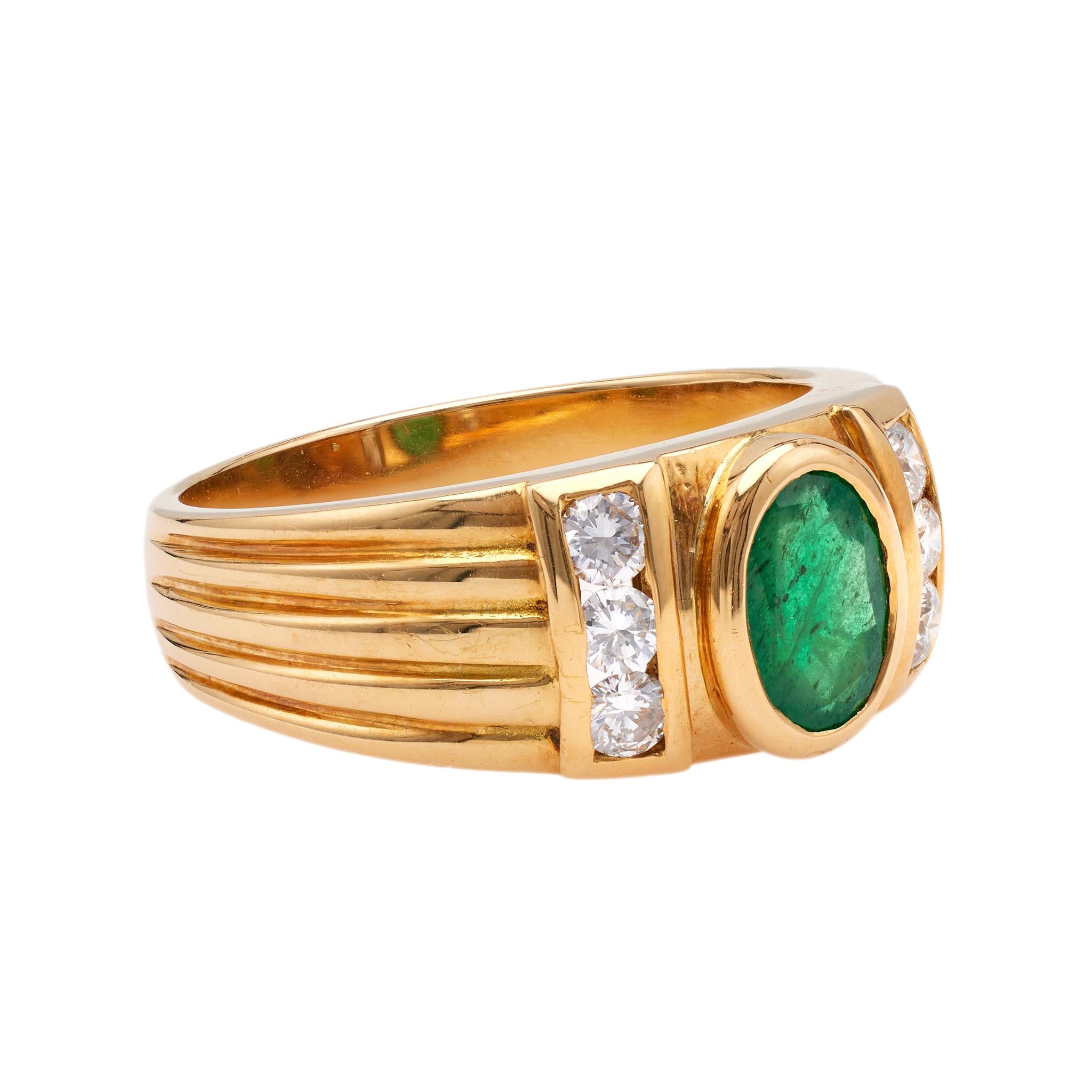 Women's or Men's Vintage French Emerald and Diamond 18k Yellow Gold Ring For Sale