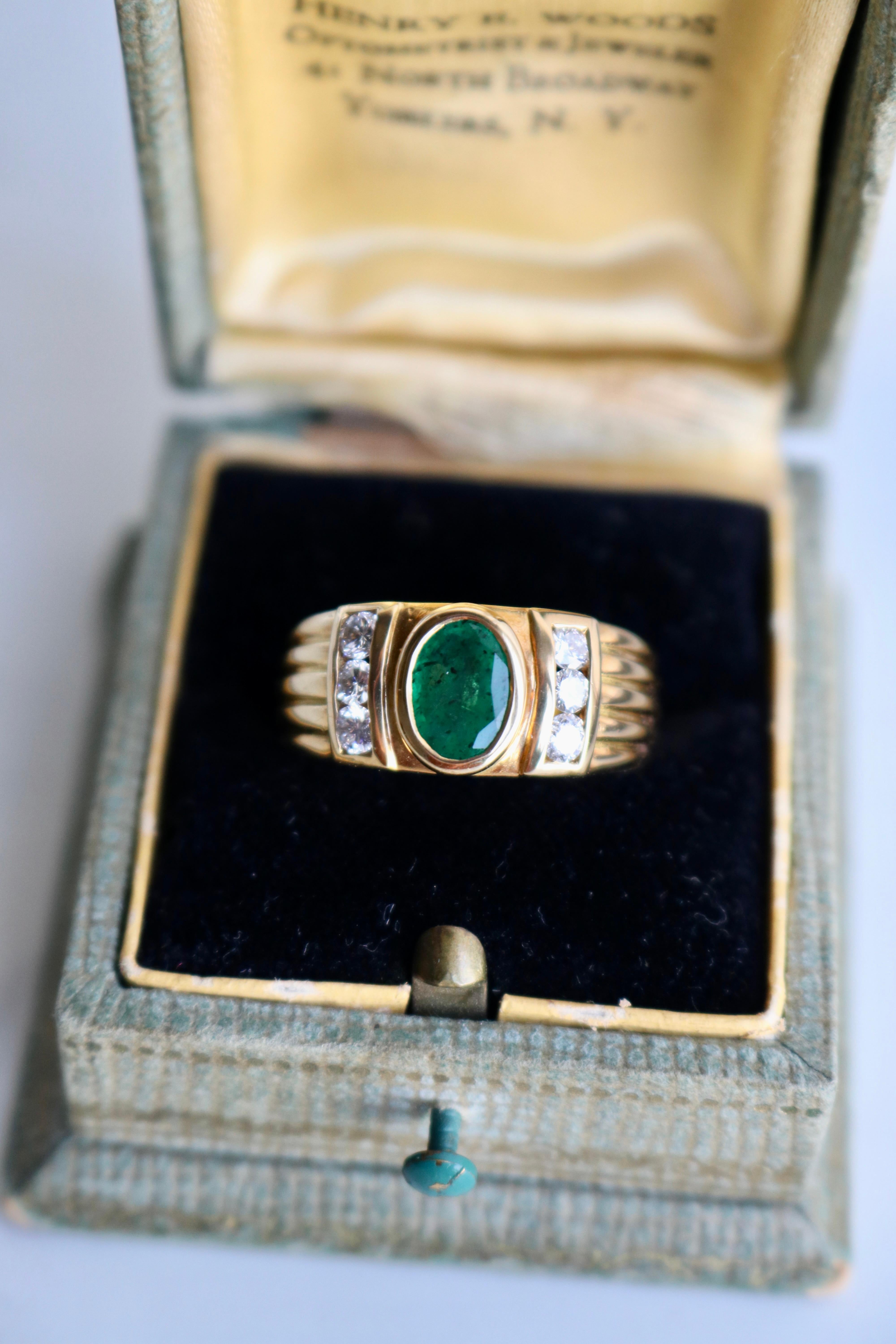 Vintage French Emerald and Diamond 18k Yellow Gold Ring For Sale 1