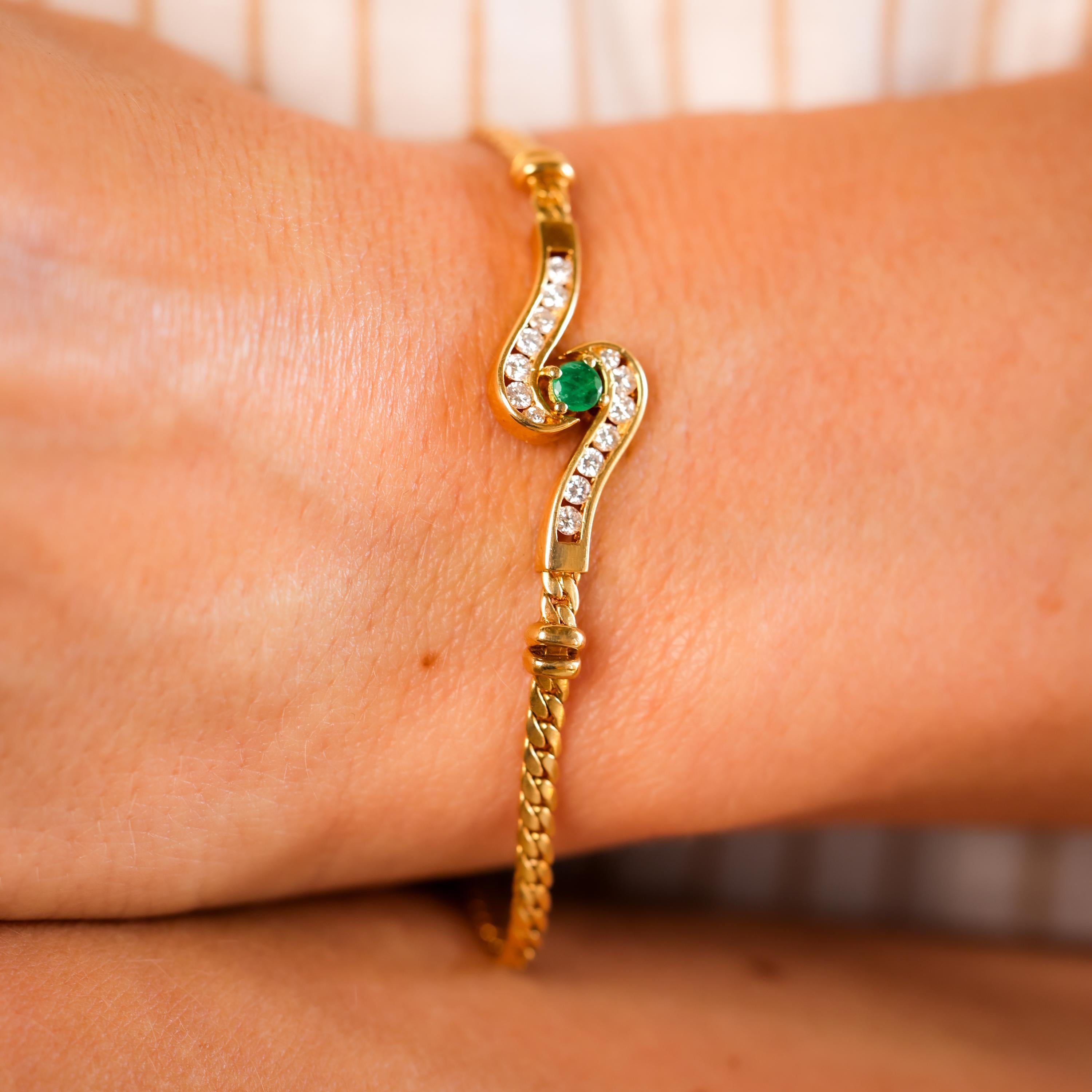 Taille brillant Bracelet Vintage Français Emeraude Diamant Or Jaune 18K en vente