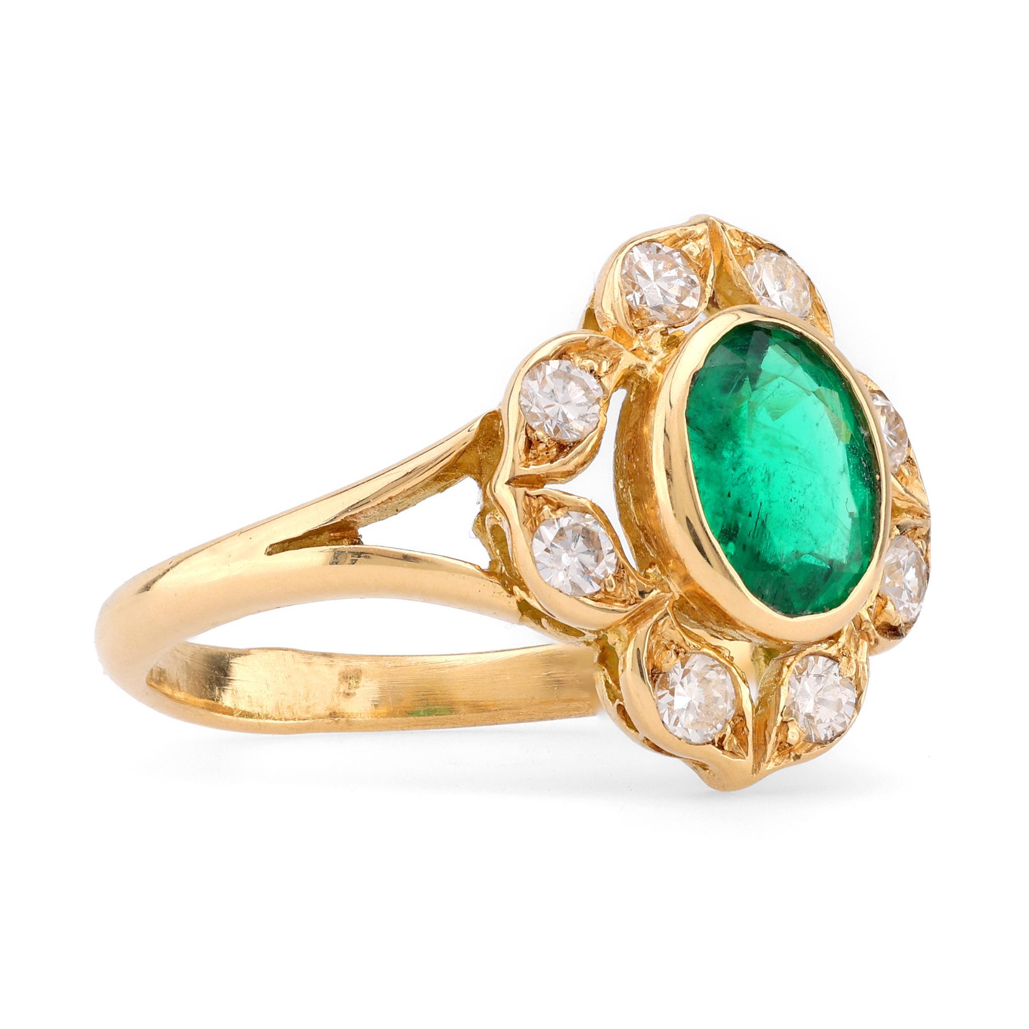 Französischer Smaragd-Diamant-Cluster-Ring aus 18 Karat Gelbgold (Moderne)