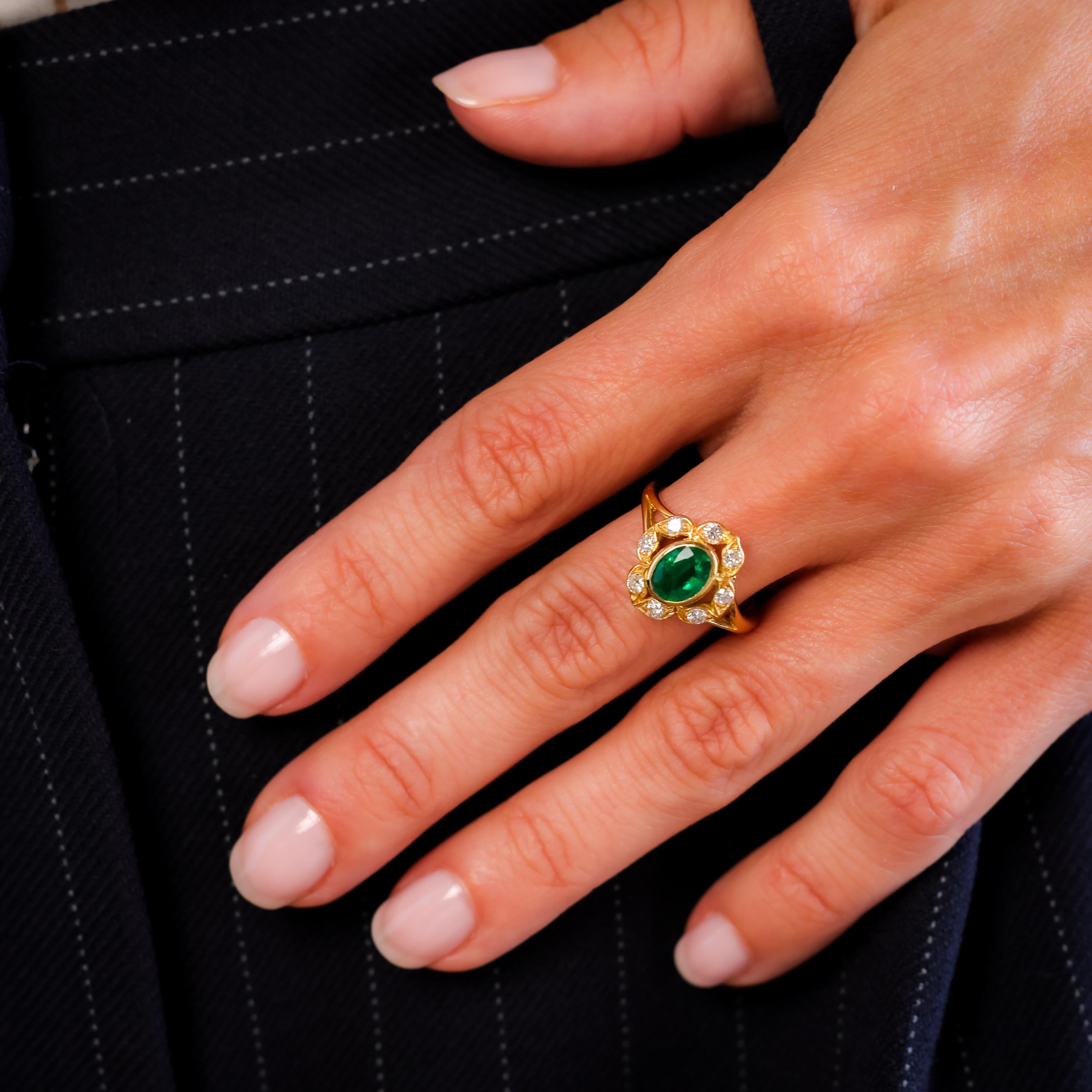 Französischer Smaragd-Diamant-Cluster-Ring aus 18 Karat Gelbgold (Ovalschliff)