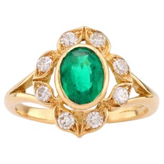 Anello a grappolo con smeraldo francese d'epoca e diamante in oro giallo 18 carati