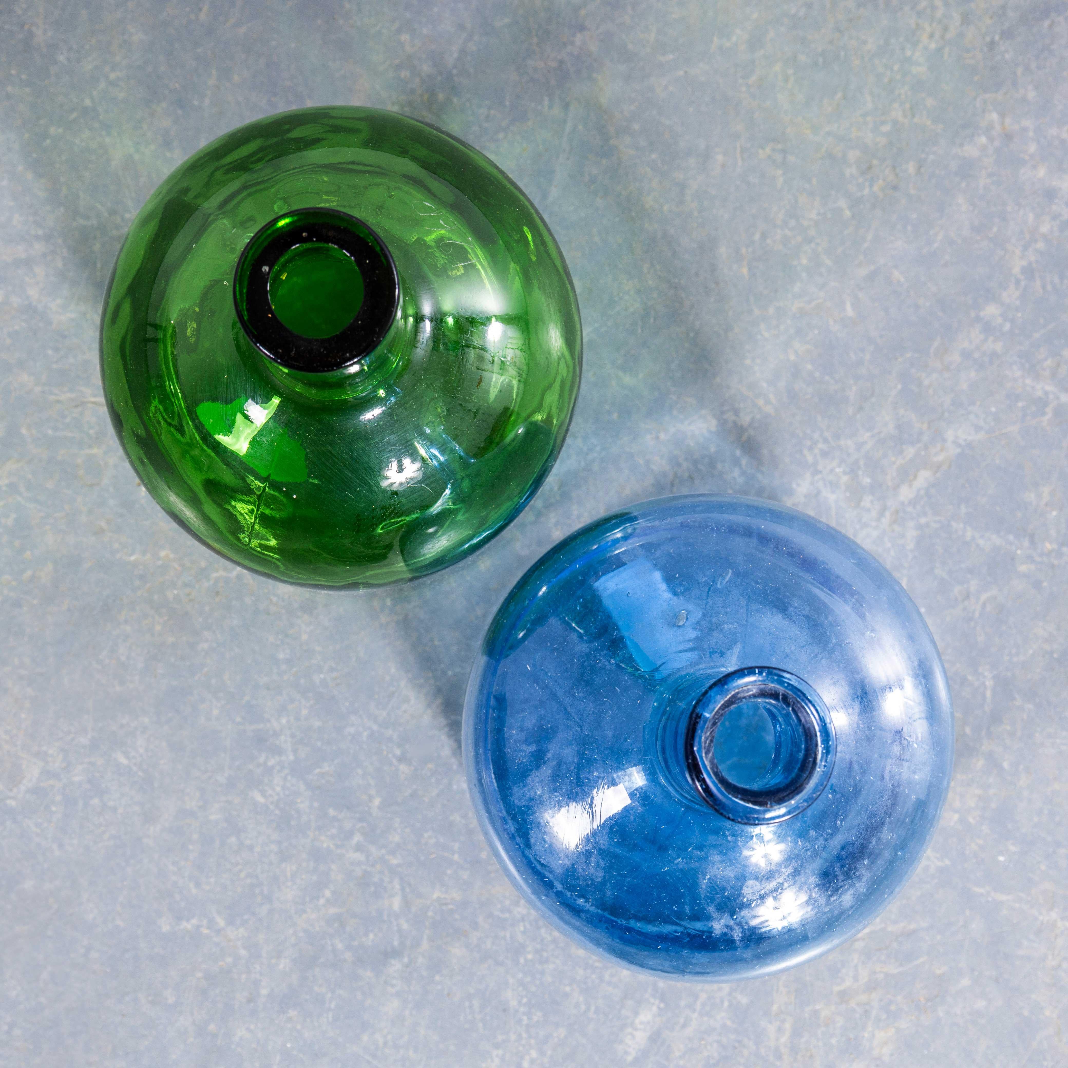 XX secolo Damigiane francesi d'epoca in vetro verde smeraldo e blu cobalto - Coppia in vendita