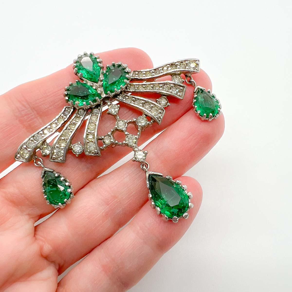 Vintage French Emerald Paste Droplet Brooch 1940s In Good Condition For Sale In Wilmslow, GB