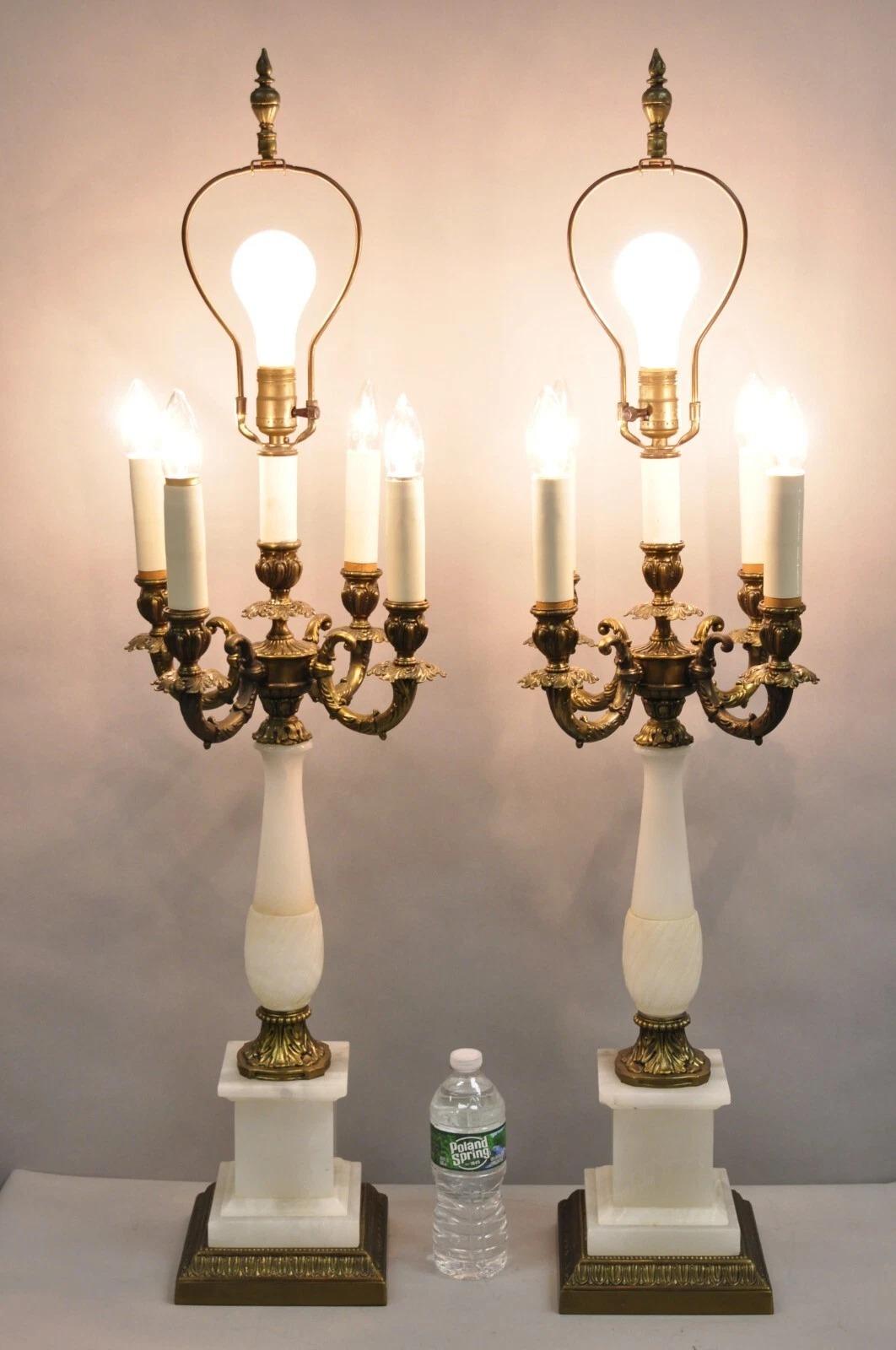 Lampade da tavolo a candelabro in ottone con colonna in alabastro dell'Impero francese d'epoca - Coppia. L'articolo presenta colonne in alabastro intagliato, 4 candelabri con una luce centrale ciascuno. Apparecchio con diverse impostazioni di