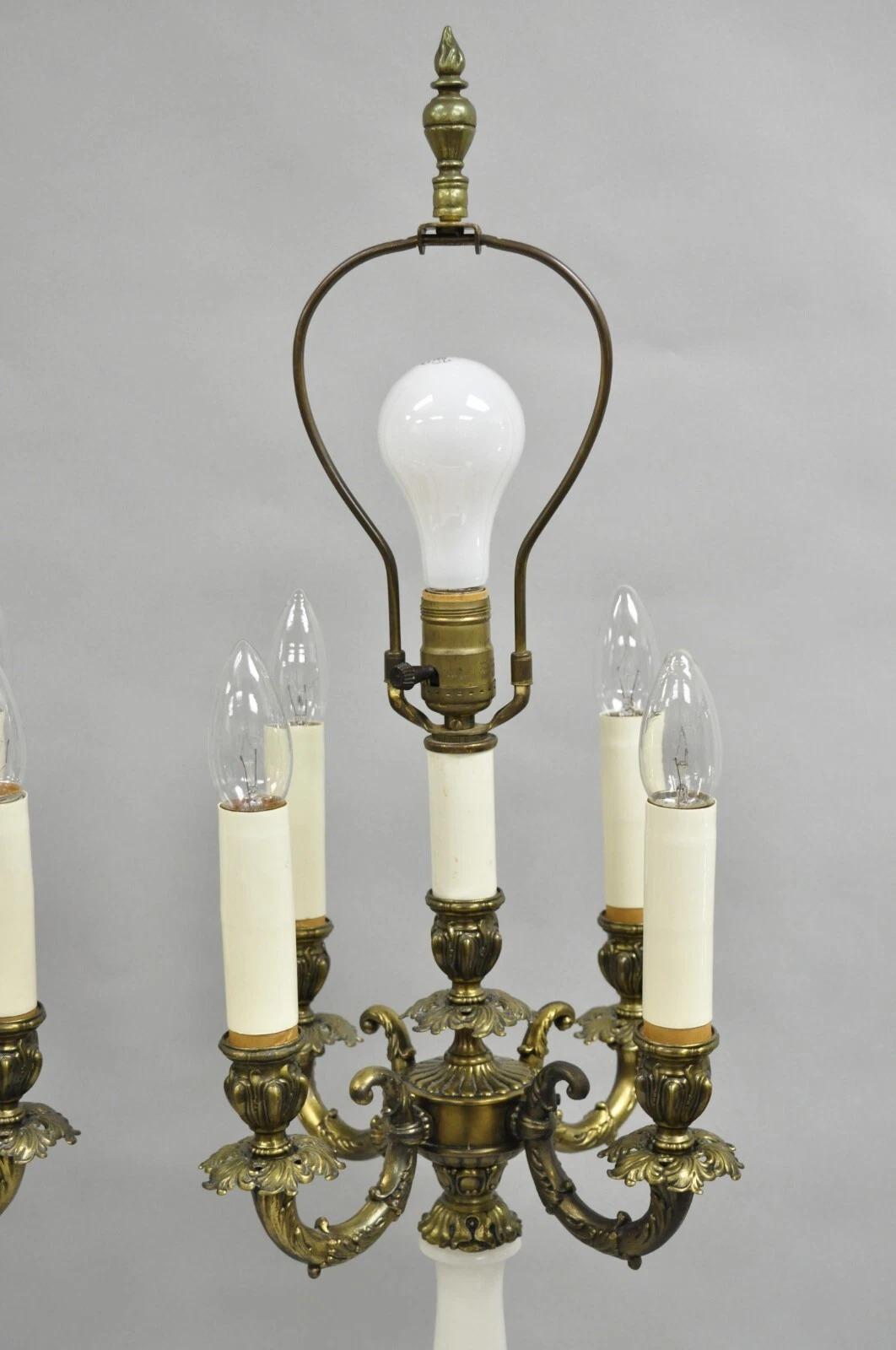 Stile impero Lampada da tavolo a candelabro in metallo e ottone con colonna in alabastro dell'Impero francese d'epoca - coppia in vendita