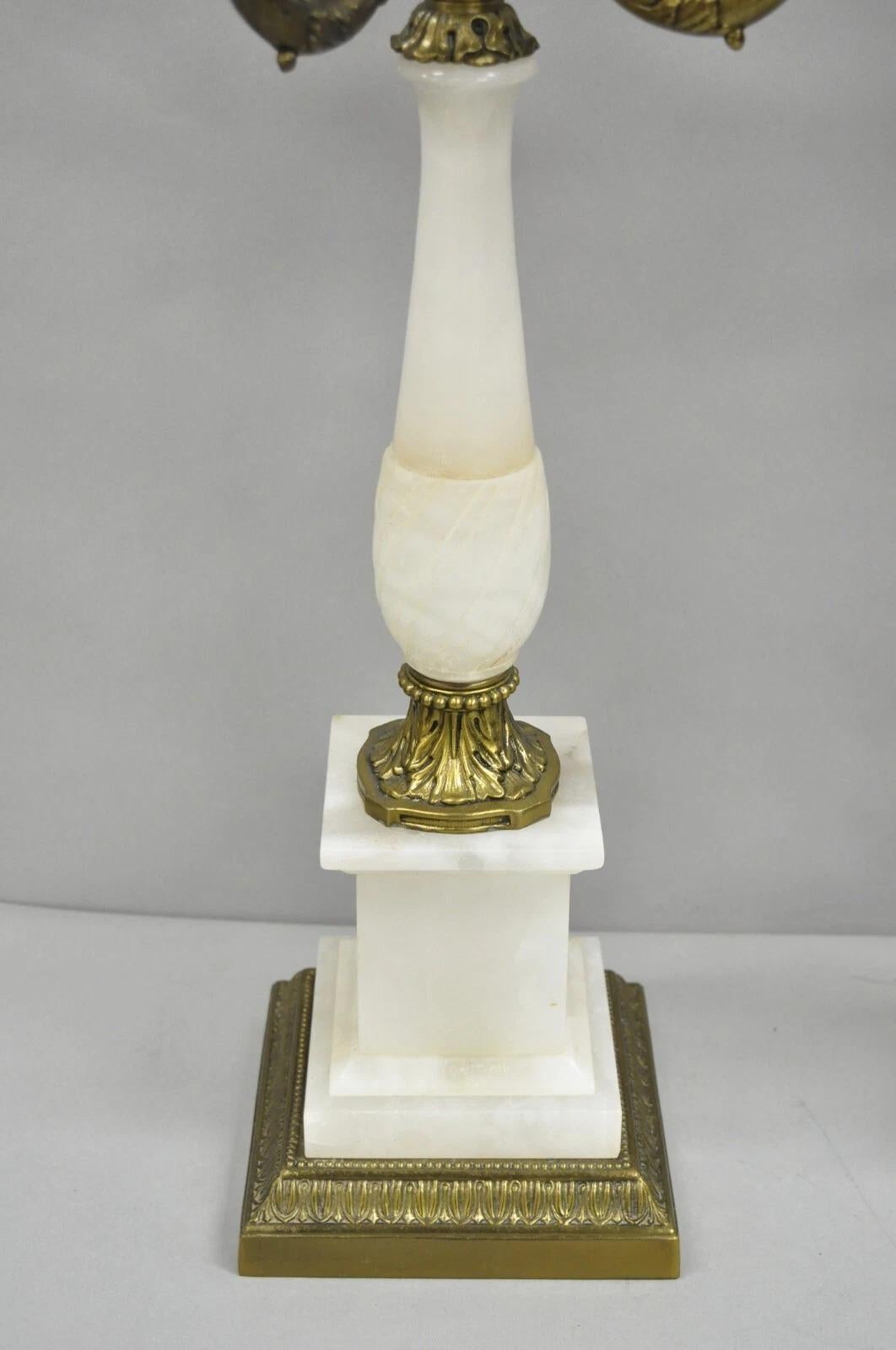 Sconosciuto Lampada da tavolo a candelabro in metallo e ottone con colonna in alabastro dell'Impero francese d'epoca - coppia in vendita