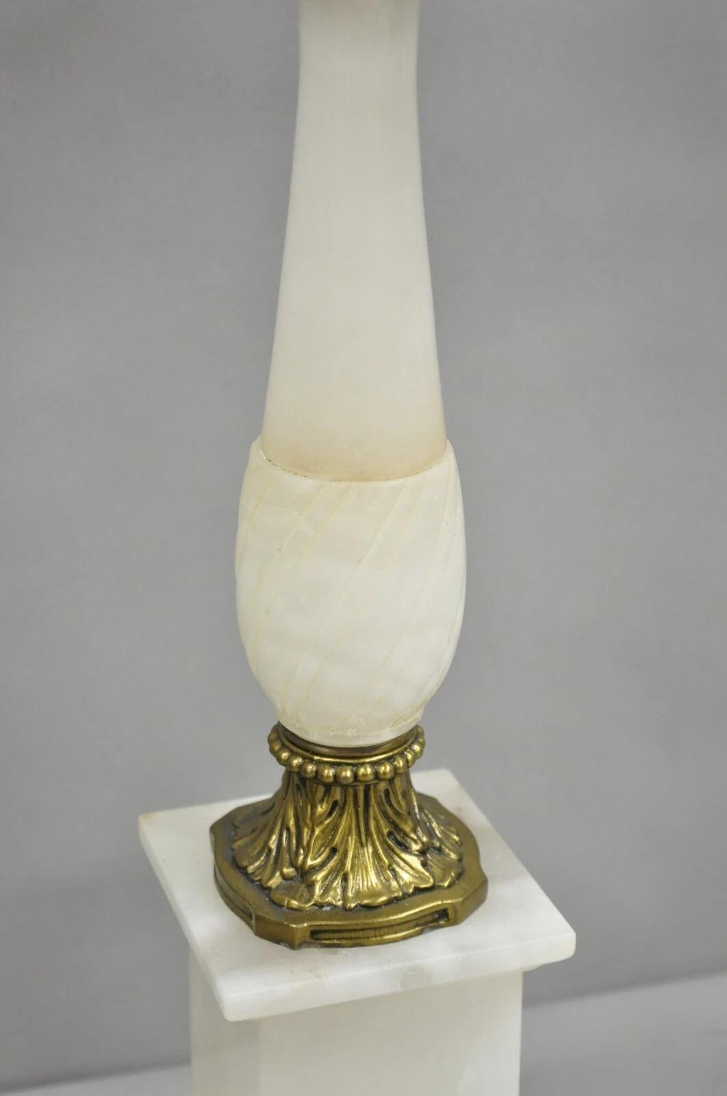 Lampada da tavolo a candelabro in metallo e ottone con colonna in alabastro dell'Impero francese d'epoca - coppia In condizioni buone in vendita a Philadelphia, PA