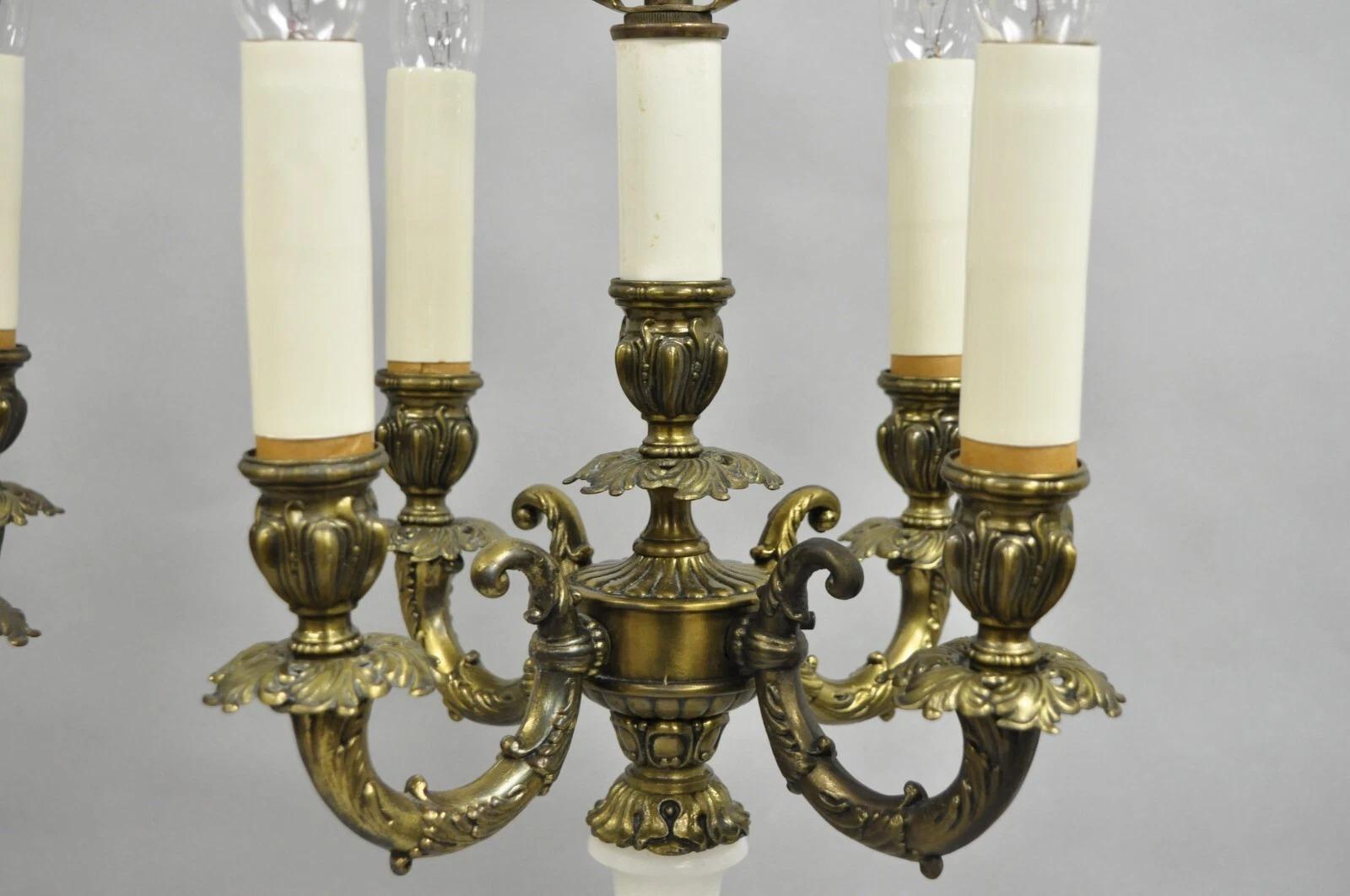 Ottone Lampada da tavolo a candelabro in metallo e ottone con colonna in alabastro dell'Impero francese d'epoca - coppia in vendita