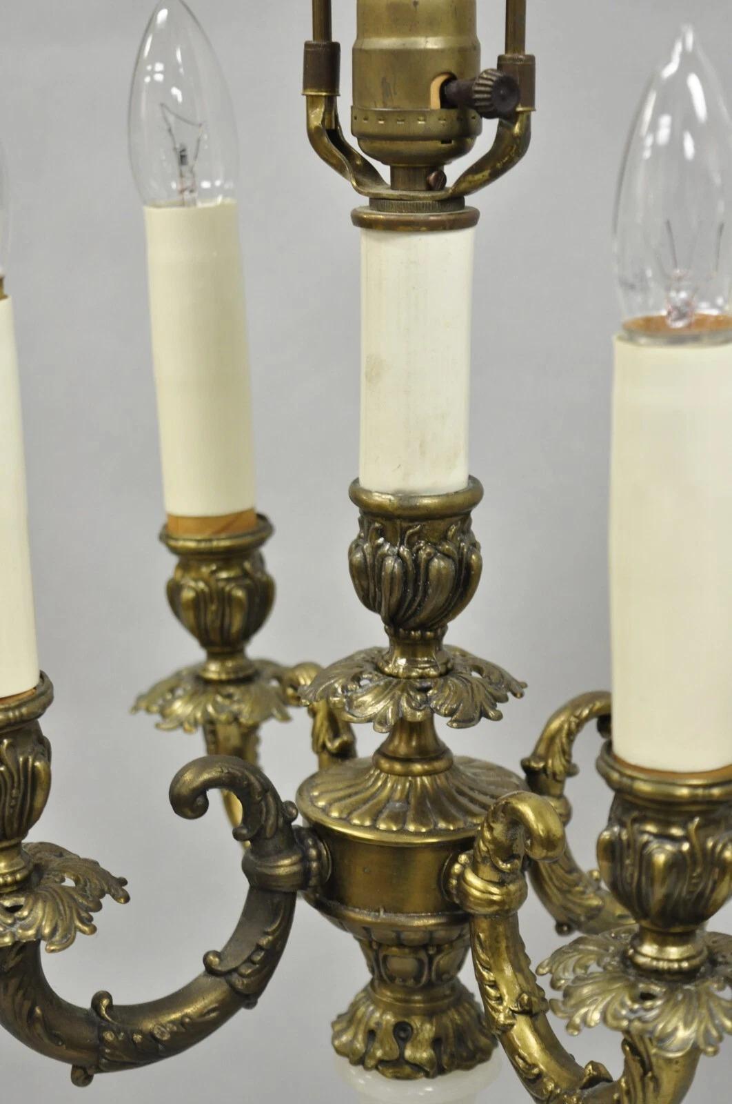 Lampada da tavolo a candelabro in metallo e ottone con colonna in alabastro dell'Impero francese d'epoca - coppia in vendita 1