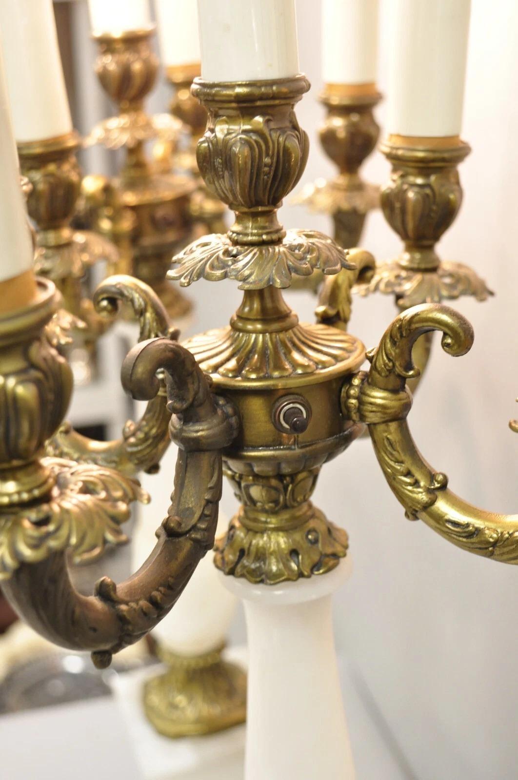Lampada da tavolo a candelabro in metallo e ottone con colonna in alabastro dell'Impero francese d'epoca - coppia in vendita 2