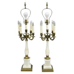 Paire de lampes de bureau vintage de style Empire français à colonne d'albâtre et candélabres en laiton