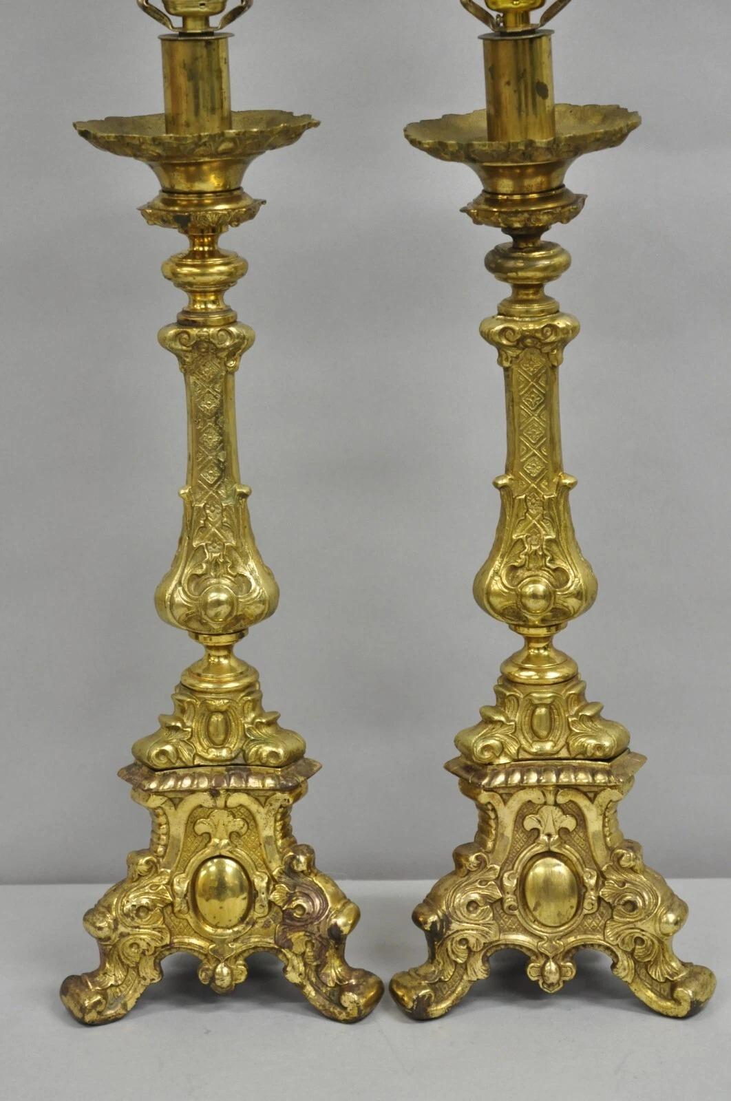 Inconnu Paire de lampes de table en laiton orné Empire baroque français vintage en vente