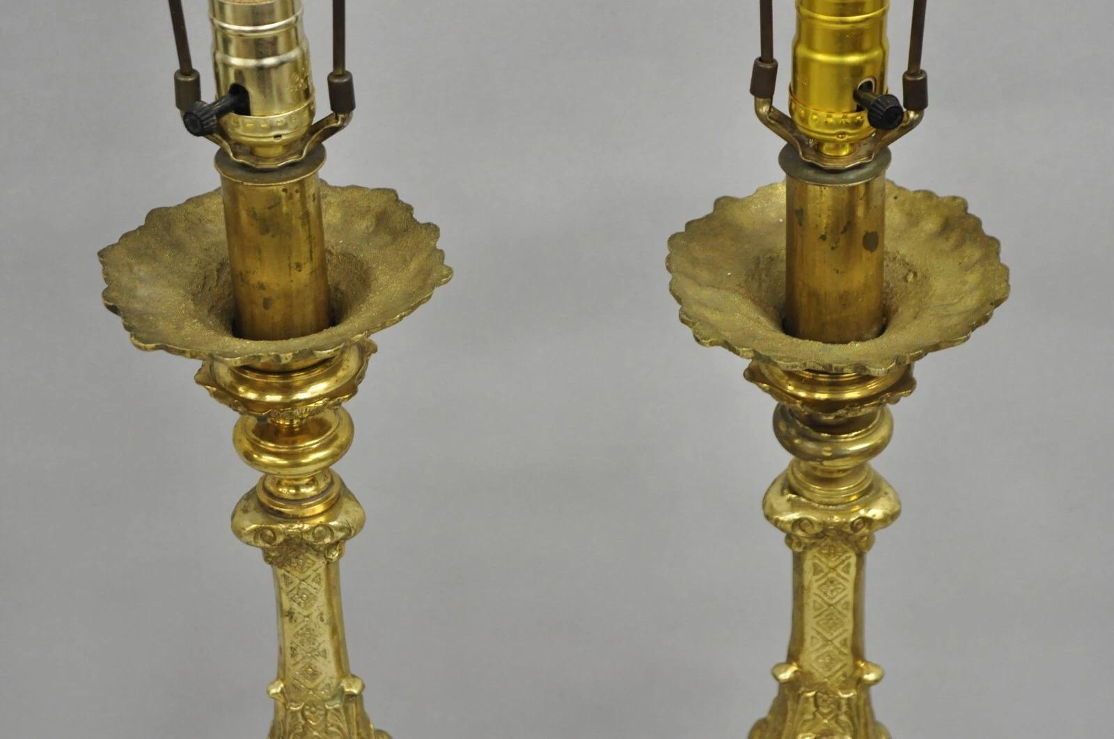 Paire de lampes de table en laiton orné Empire baroque français vintage en vente 3