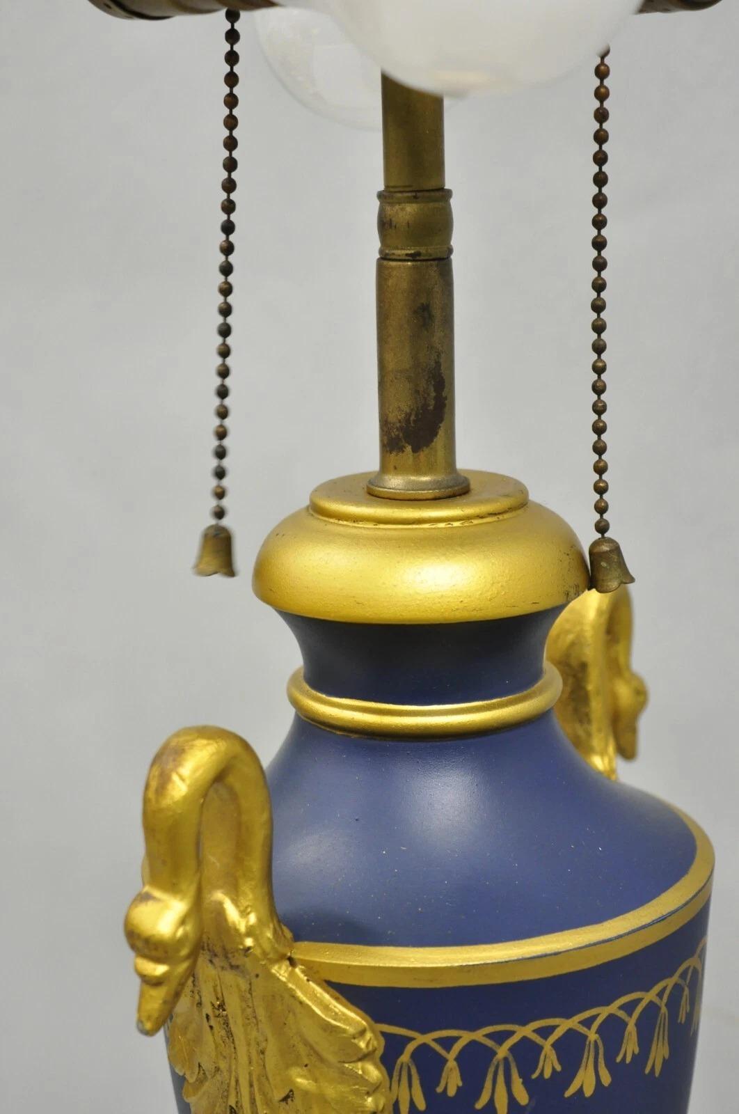 Vintage Französisch Empire Blau Tole Metall Gold Swan gemalt Urne Form Tischlampe im Angebot 7