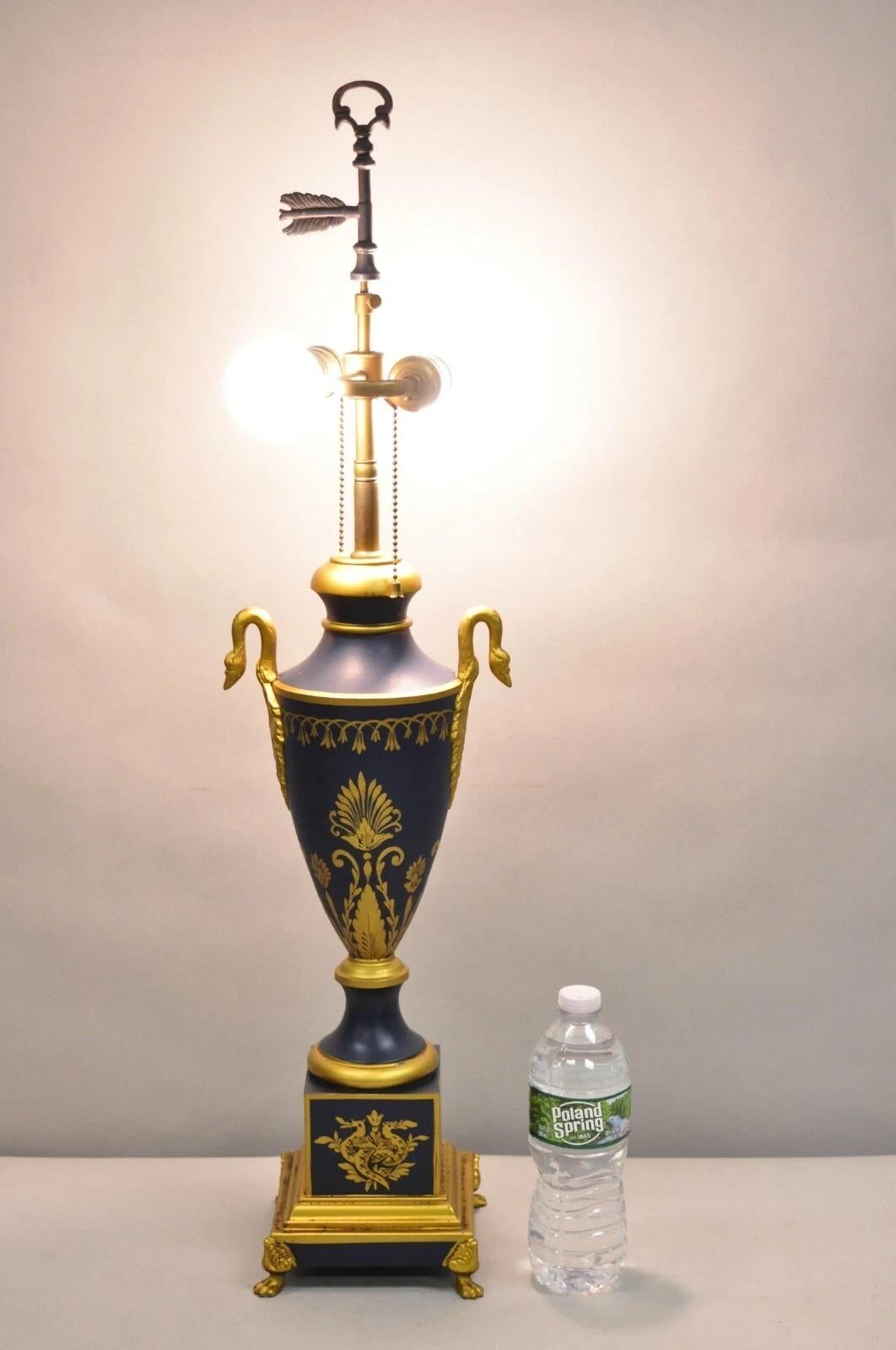 Vintage Französisch Reich neoklassischen Blau Tole Metall Gold Schwan gemalt Urne Form Tischlampe. Circa Mitte des 20. Jahrhunderts. Abmessungen: 31