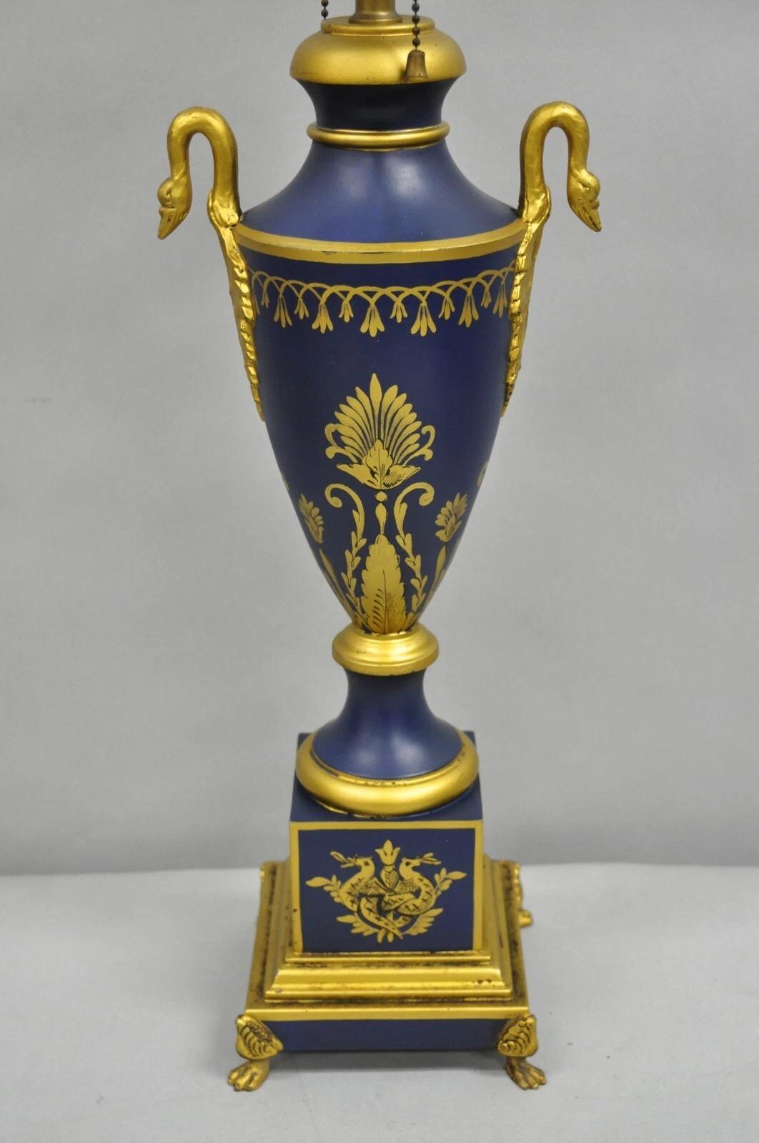 Vintage Französisch Empire Blau Tole Metall Gold Swan gemalt Urne Form Tischlampe im Zustand „Gut“ im Angebot in Philadelphia, PA