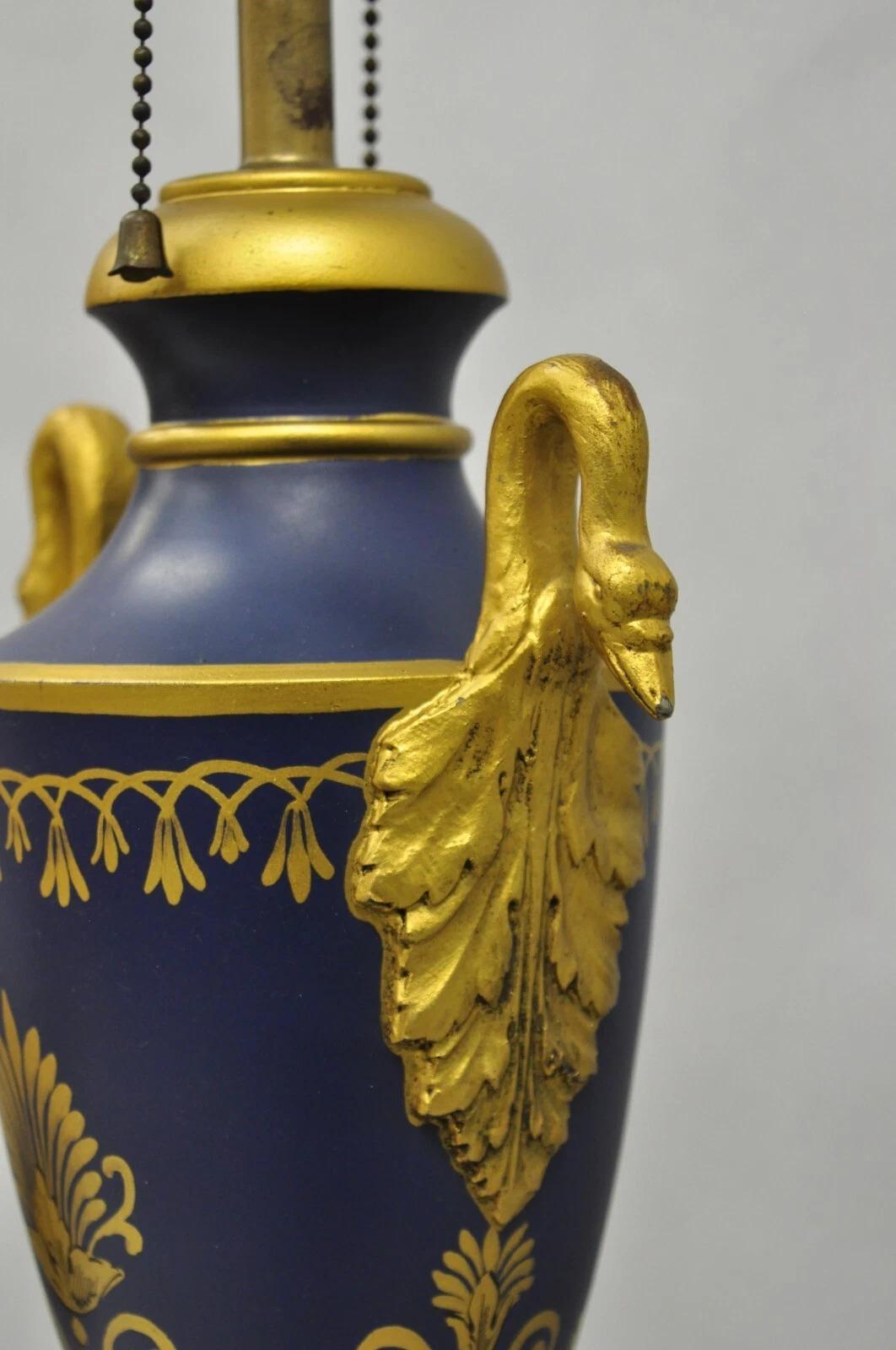 Vintage Französisch Empire Blau Tole Metall Gold Swan gemalt Urne Form Tischlampe im Angebot 1
