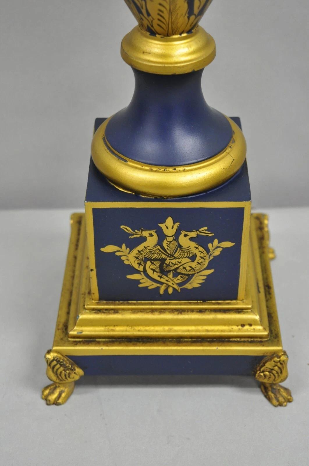 Vintage Französisch Empire Blau Tole Metall Gold Swan gemalt Urne Form Tischlampe im Angebot 3