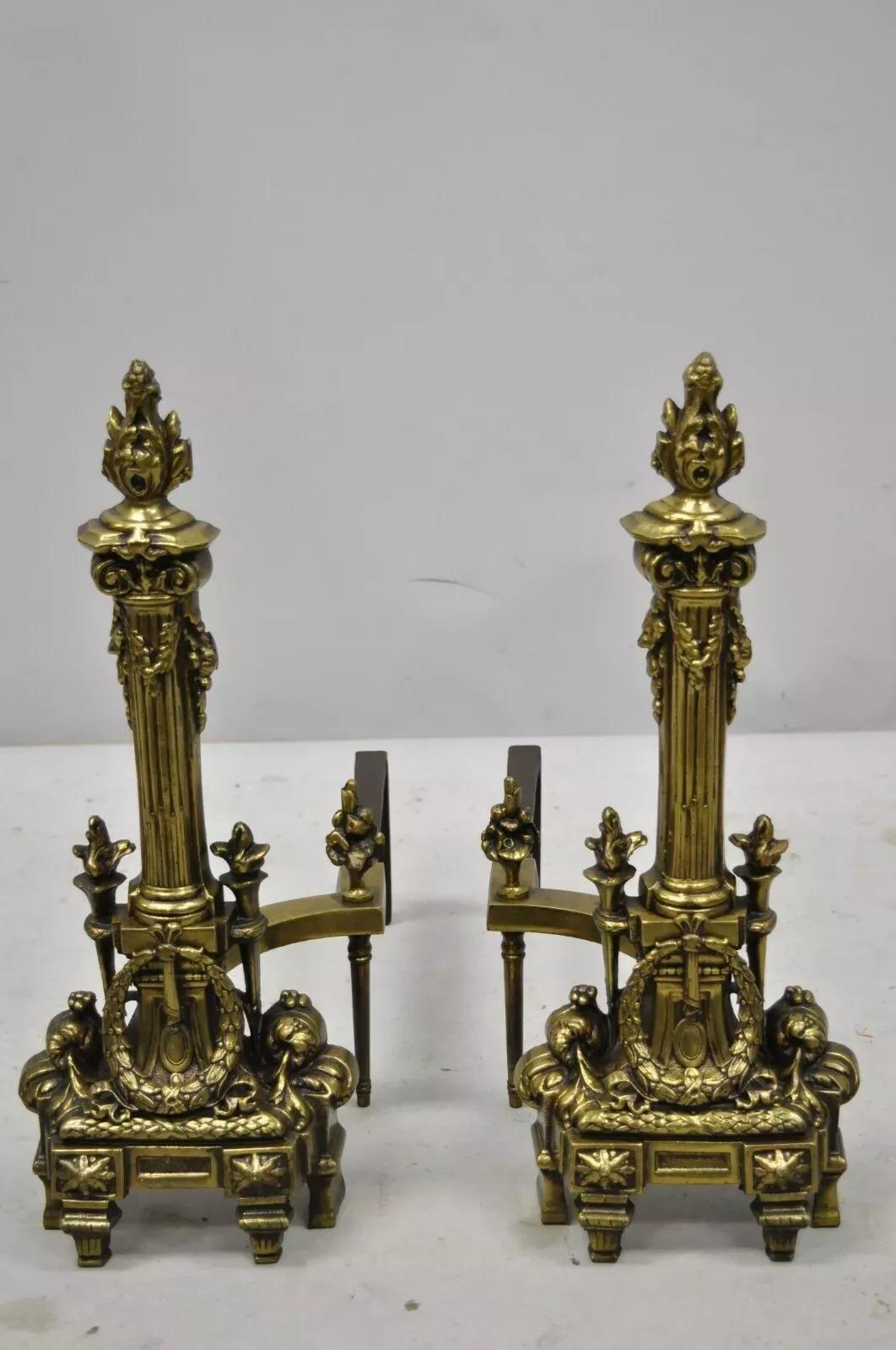 Vintage Französisch Empire Messing Bronze Säule Flamme Finial Kamin Andirons - Paar. Circa Mitte des 20. Jahrhunderts. Abmessungen: 19,5