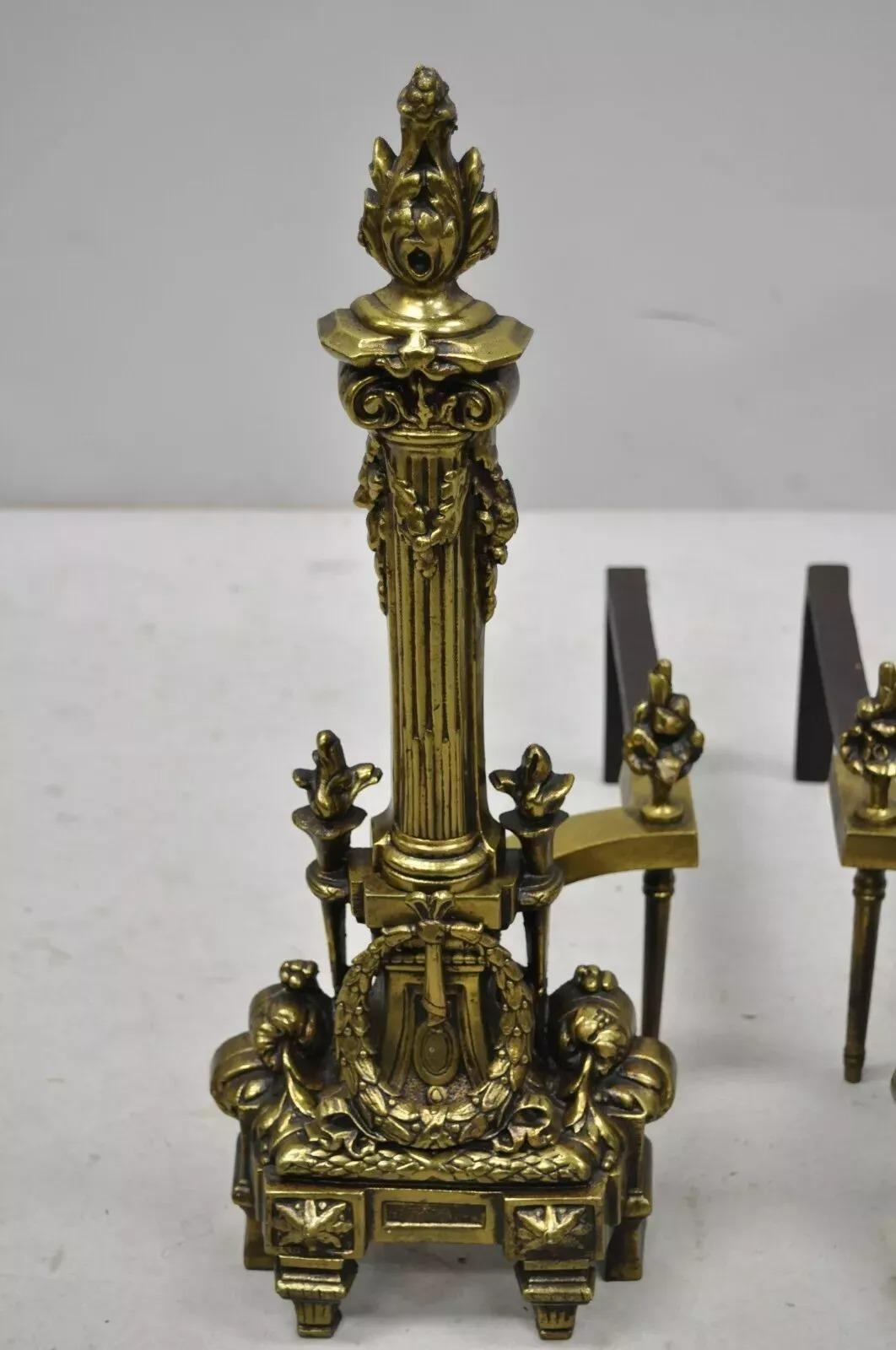 Französische Empire-Messing-Bronze-Säulen-Feuerböcke im Vintage-Stil mit Flammen-Finish, Französisches Empire-Stil, Paar (Unbekannt) im Angebot